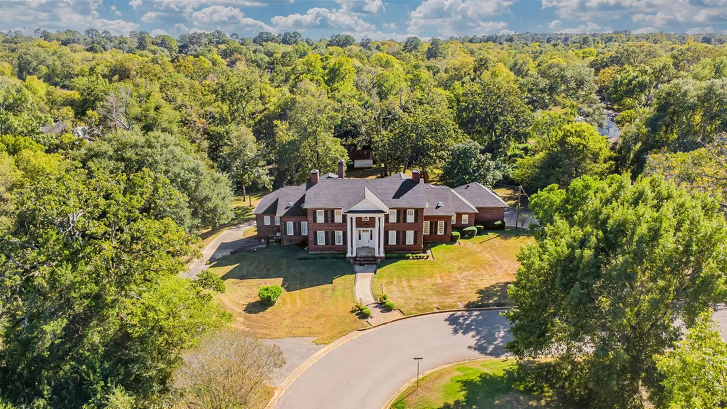 Single Family Residence For Sale in Anderson County , 408 E Jolly Street, Palestine, Texas 75801, 4 Bedroom, 6 Bathroom, 3 Garage spaces, 6,871 Sqft, built in 2000, Preowned, mls#21100444, Real Estate Agent in Palestine, Homes For Sale in Anderson county, Homes For Sale in Palestine, Realtor in Palestine Texas, Real Estate Brokerage Independent Realty Texas, Luminita Cordes Realtor