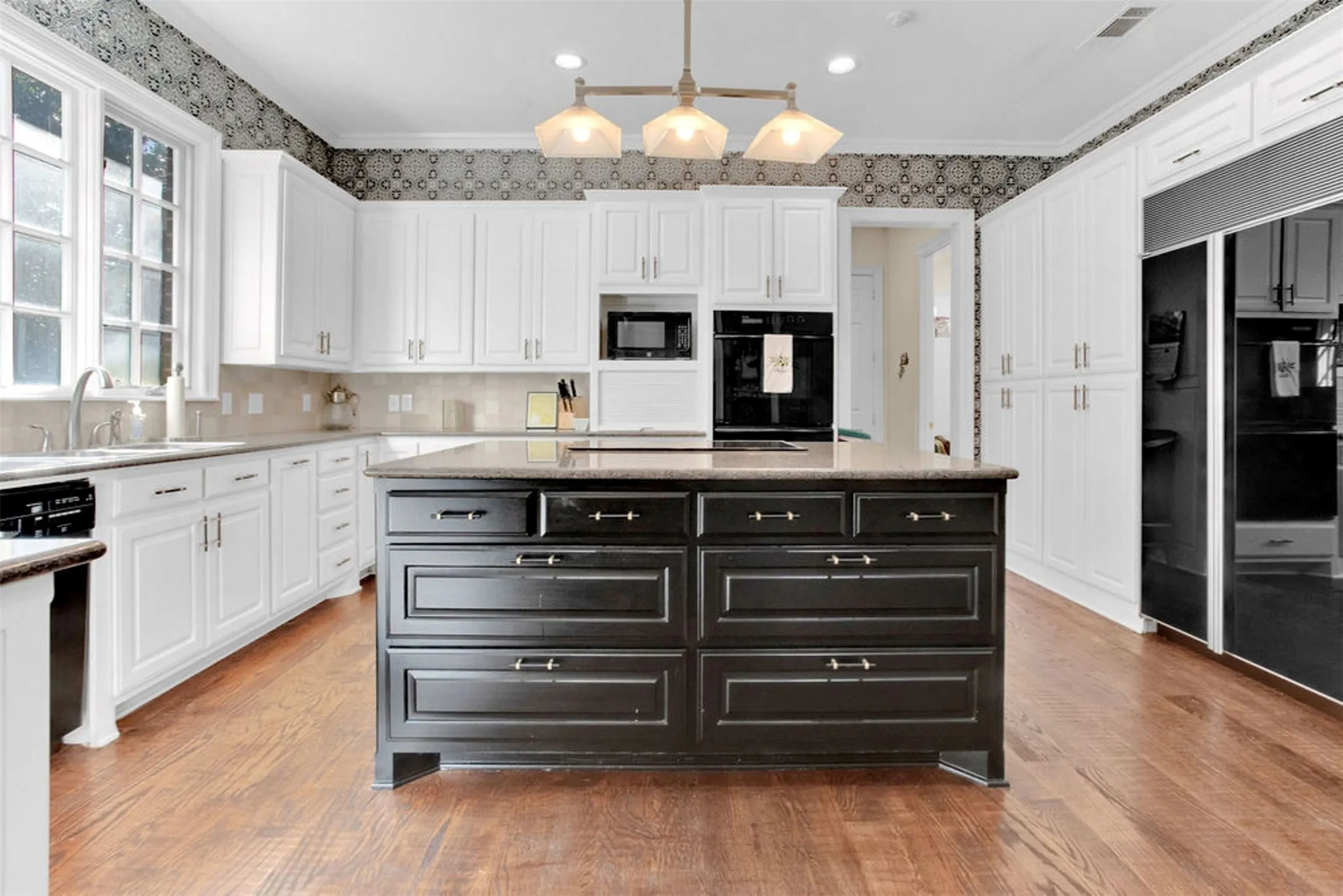 Single Family Residence For Sale in Anderson County , 408 E Jolly Street, Palestine, Texas 75801, 4 Bedroom, 6 Bathroom, 3 Garage spaces, 6,871 Sqft, built in 2000, Preowned, mls#21100444, Real Estate Agent in Palestine, Homes For Sale in Anderson county, Homes For Sale in Palestine, Realtor in Palestine Texas, Real Estate Brokerage Independent Realty Texas, Luminita Cordes Realtor