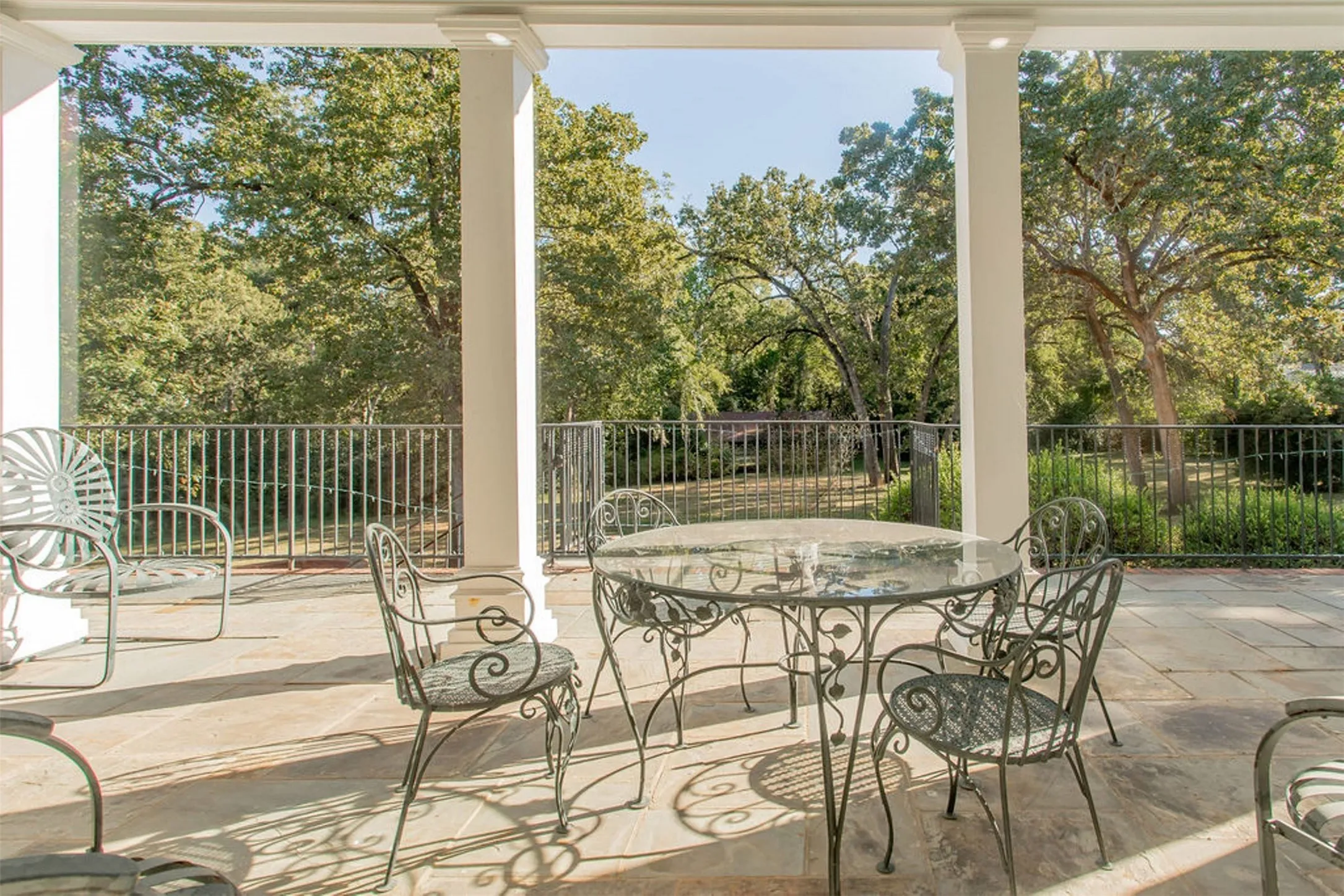 Single Family Residence For Sale in Anderson County , 408 E Jolly Street, Palestine, Texas 75801, 4 Bedroom, 6 Bathroom, 3 Garage spaces, 6,871 Sqft, built in 2000, Preowned, mls#21100444, Real Estate Agent in Palestine, Homes For Sale in Anderson county, Homes For Sale in Palestine, Realtor in Palestine Texas, Real Estate Brokerage Independent Realty Texas, Luminita Cordes Realtor