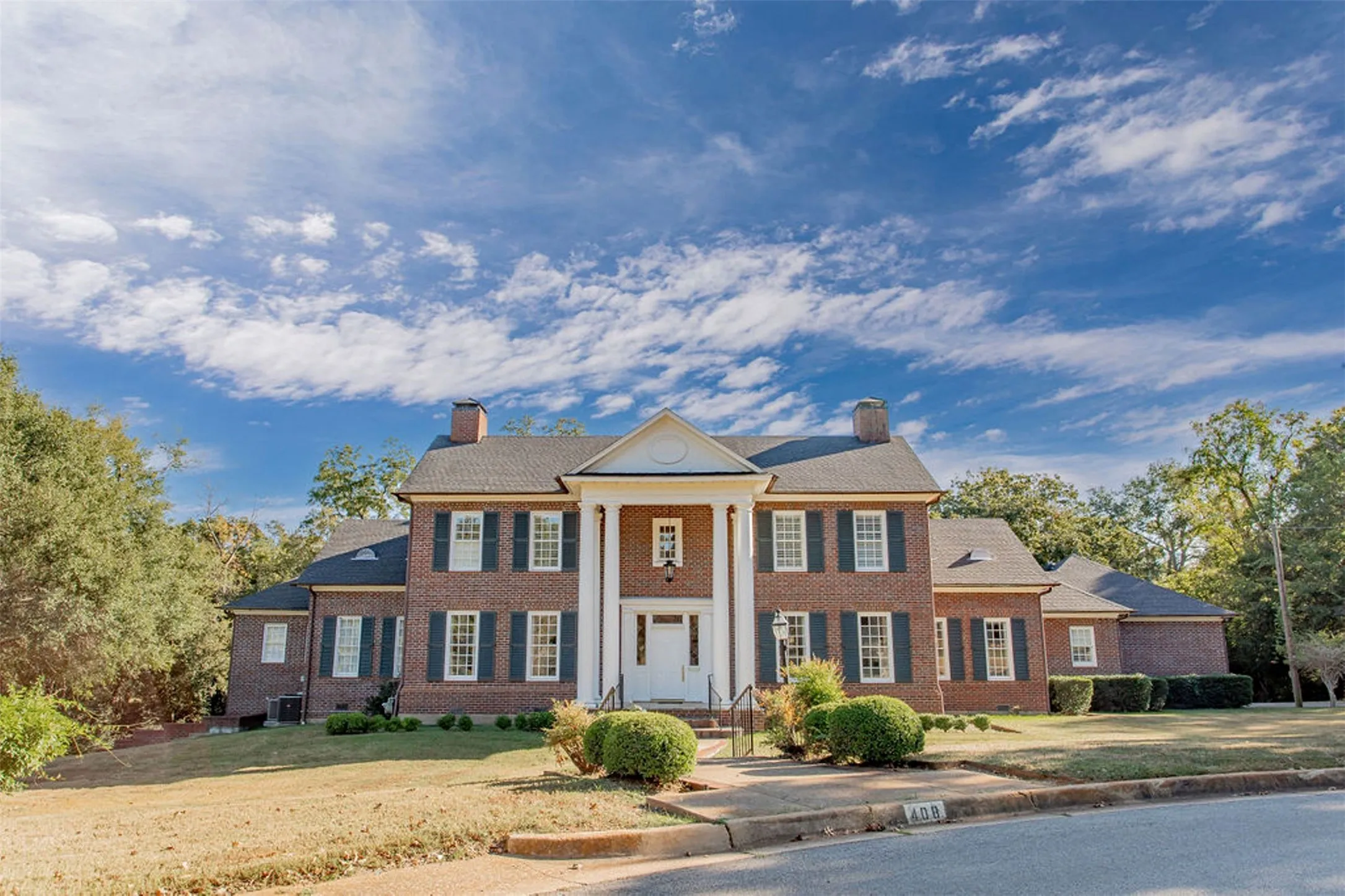 Single Family Residence For Sale in Anderson County , 408 E Jolly Street, Palestine, Texas 75801, 4 Bedroom, 6 Bathroom, 3 Garage spaces, 6,871 Sqft, built in 2000, Preowned, mls#21100444, Real Estate Agent in Palestine, Homes For Sale in Anderson county, Homes For Sale in Palestine, Realtor in Palestine Texas, Real Estate Brokerage Independent Realty Texas, Luminita Cordes Realtor