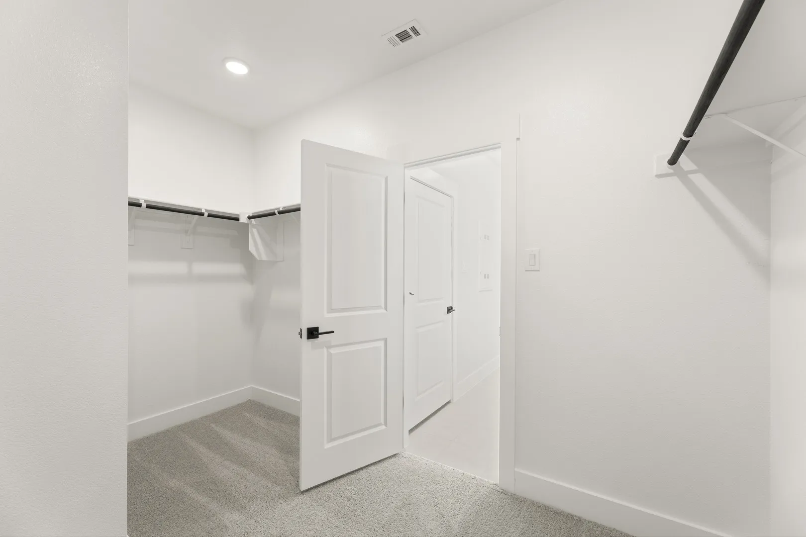 18. 214 Saddletree - Closet
