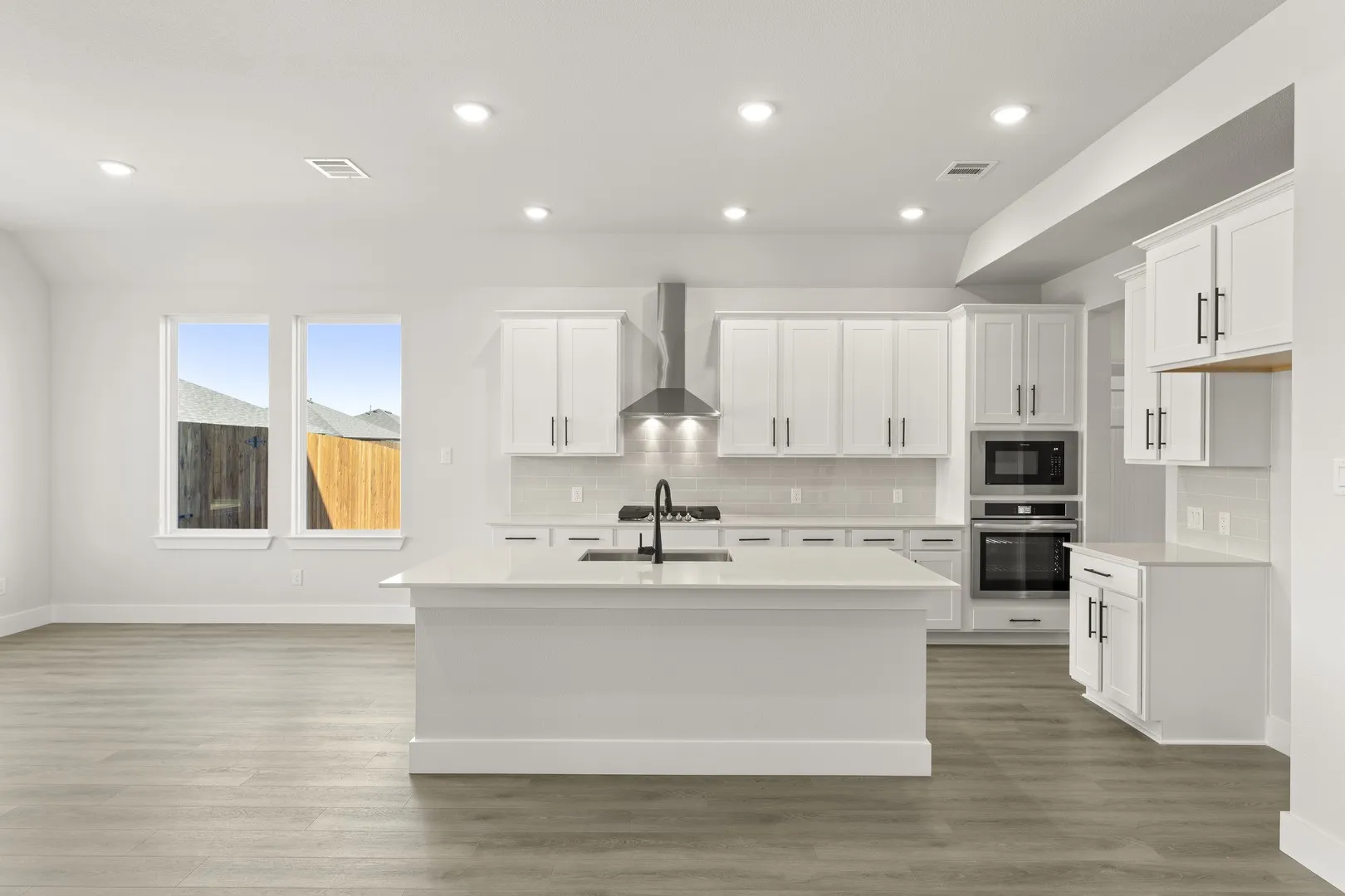 08. 214 Saddletree - Kitchen