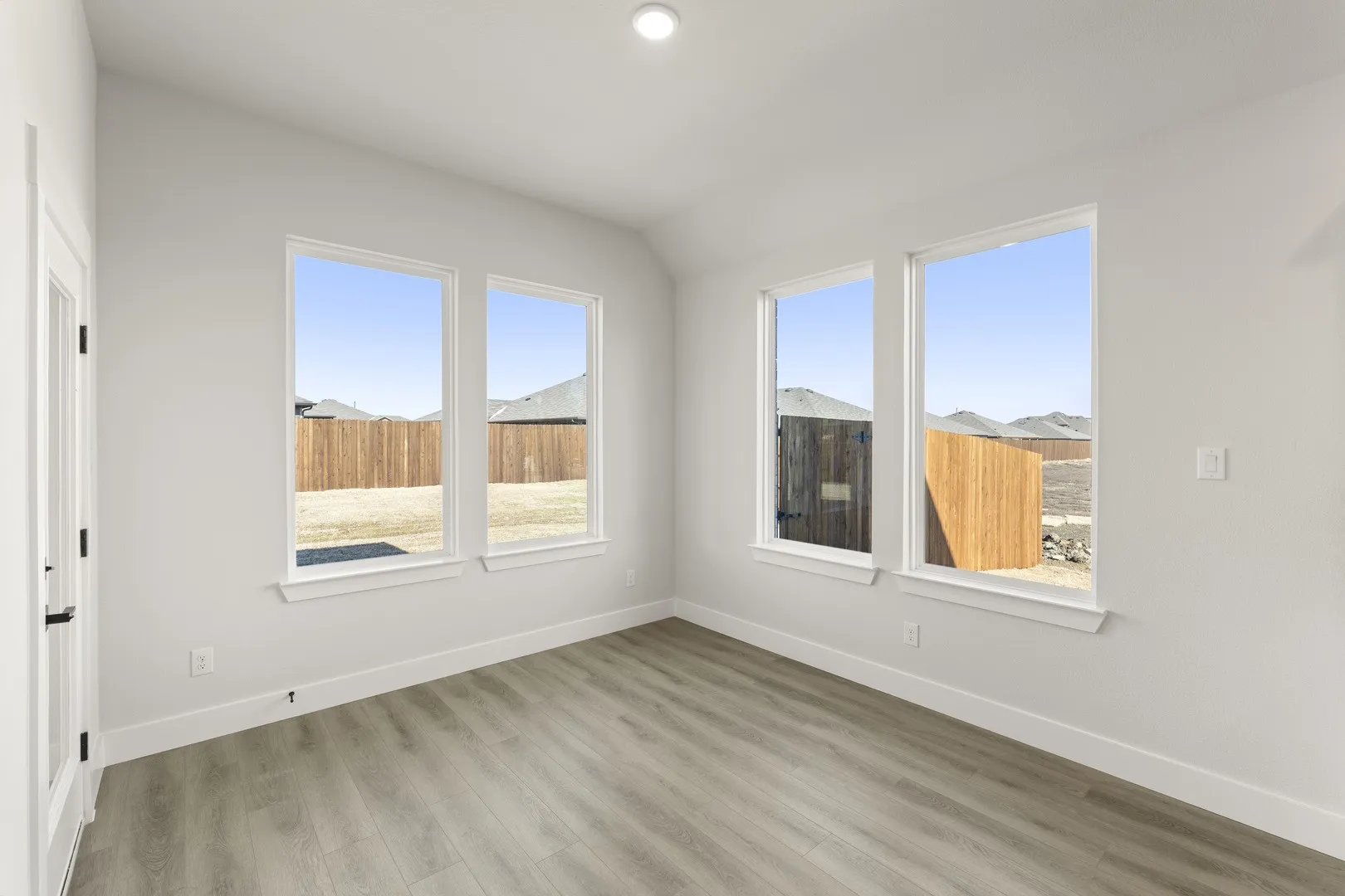 11. 214 Saddletree - Dining