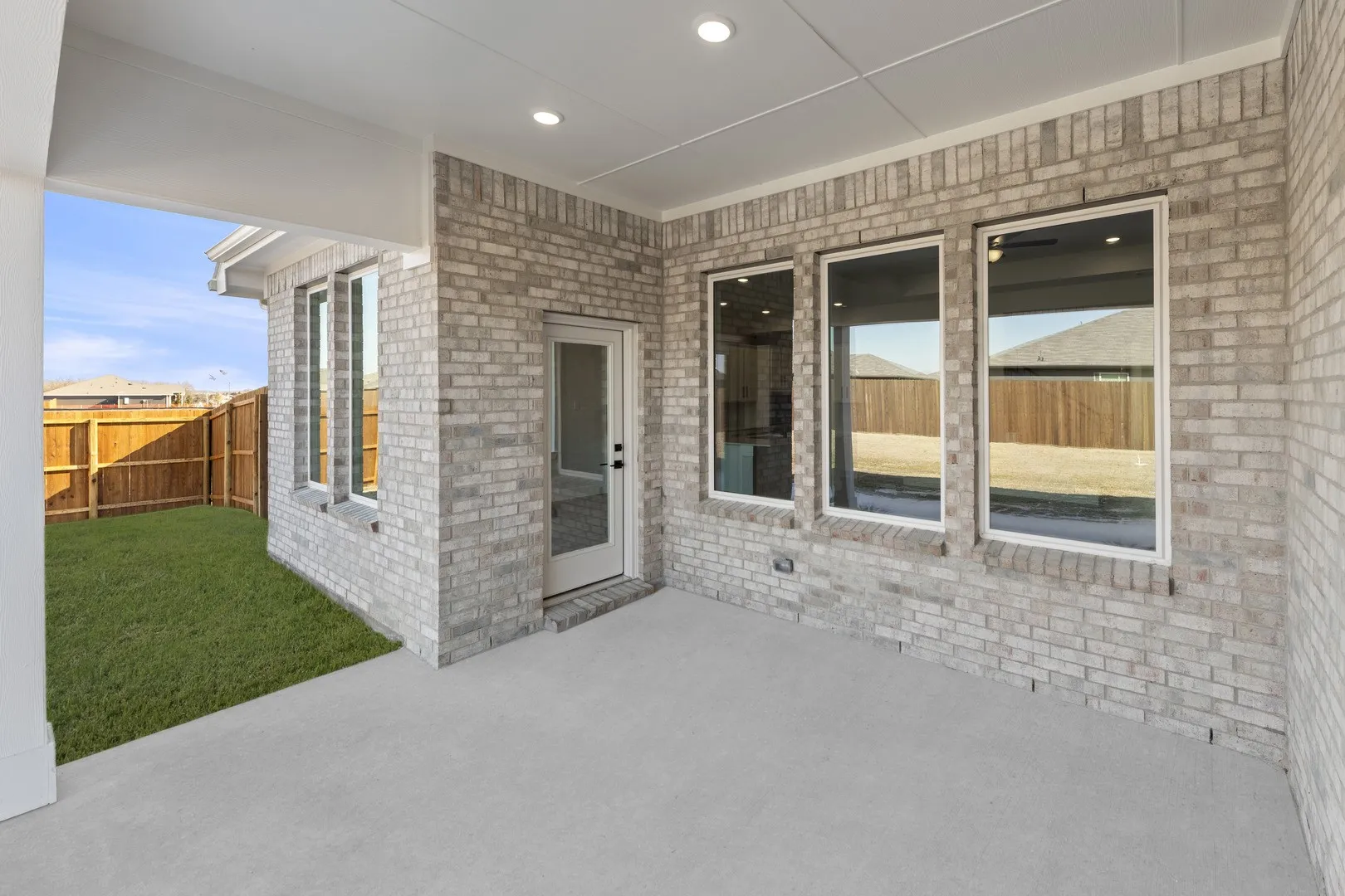 25. 214 Saddletree - Patio
