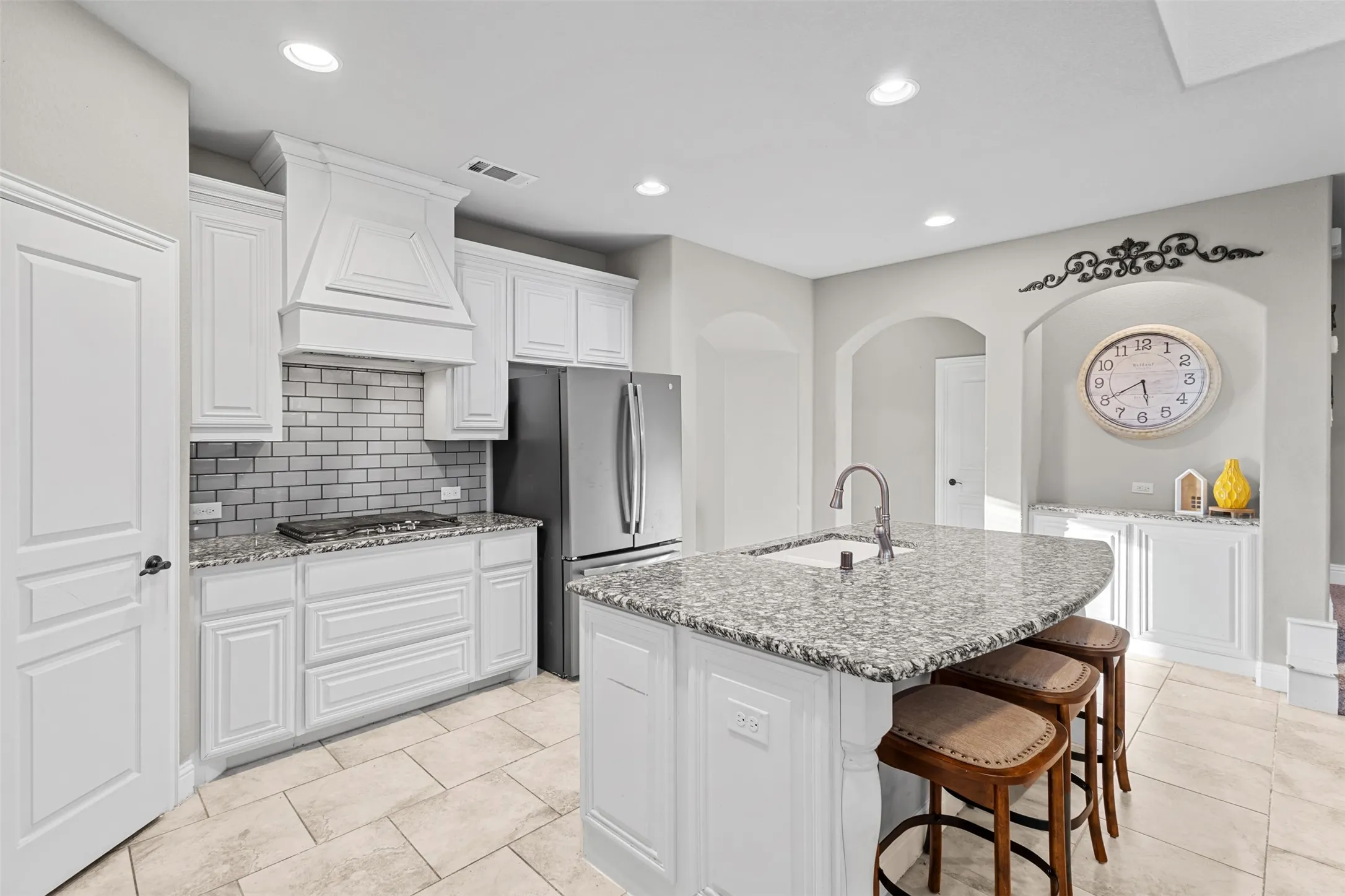 Modern and timeless kitchen