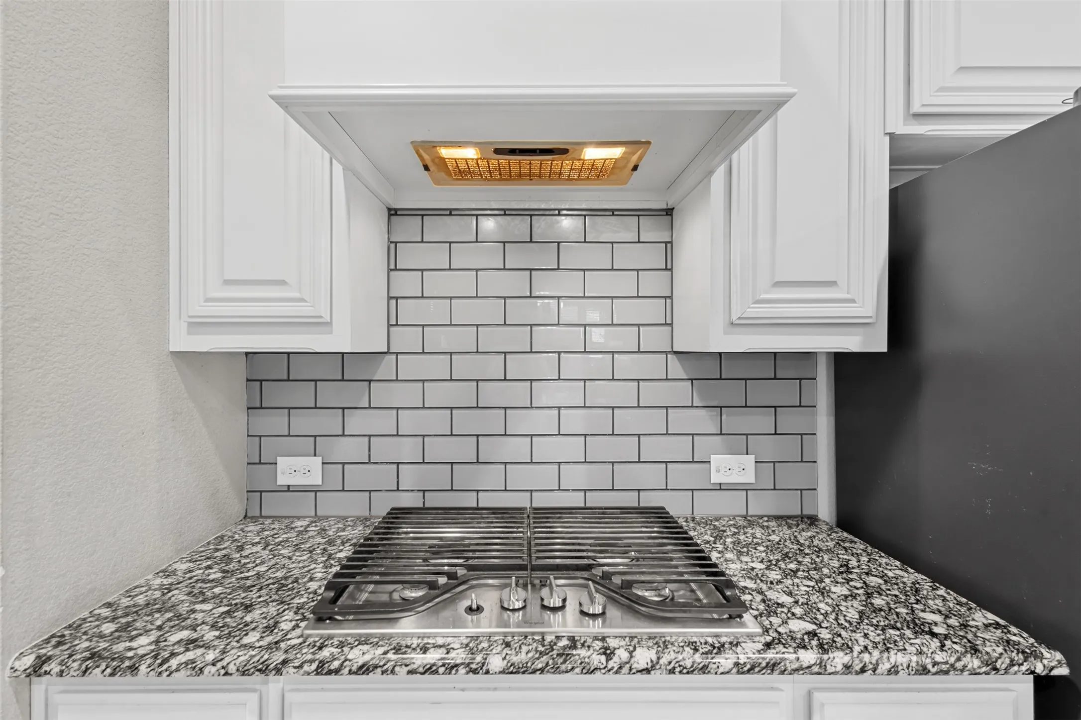 Designer backsplash and gas cooktop