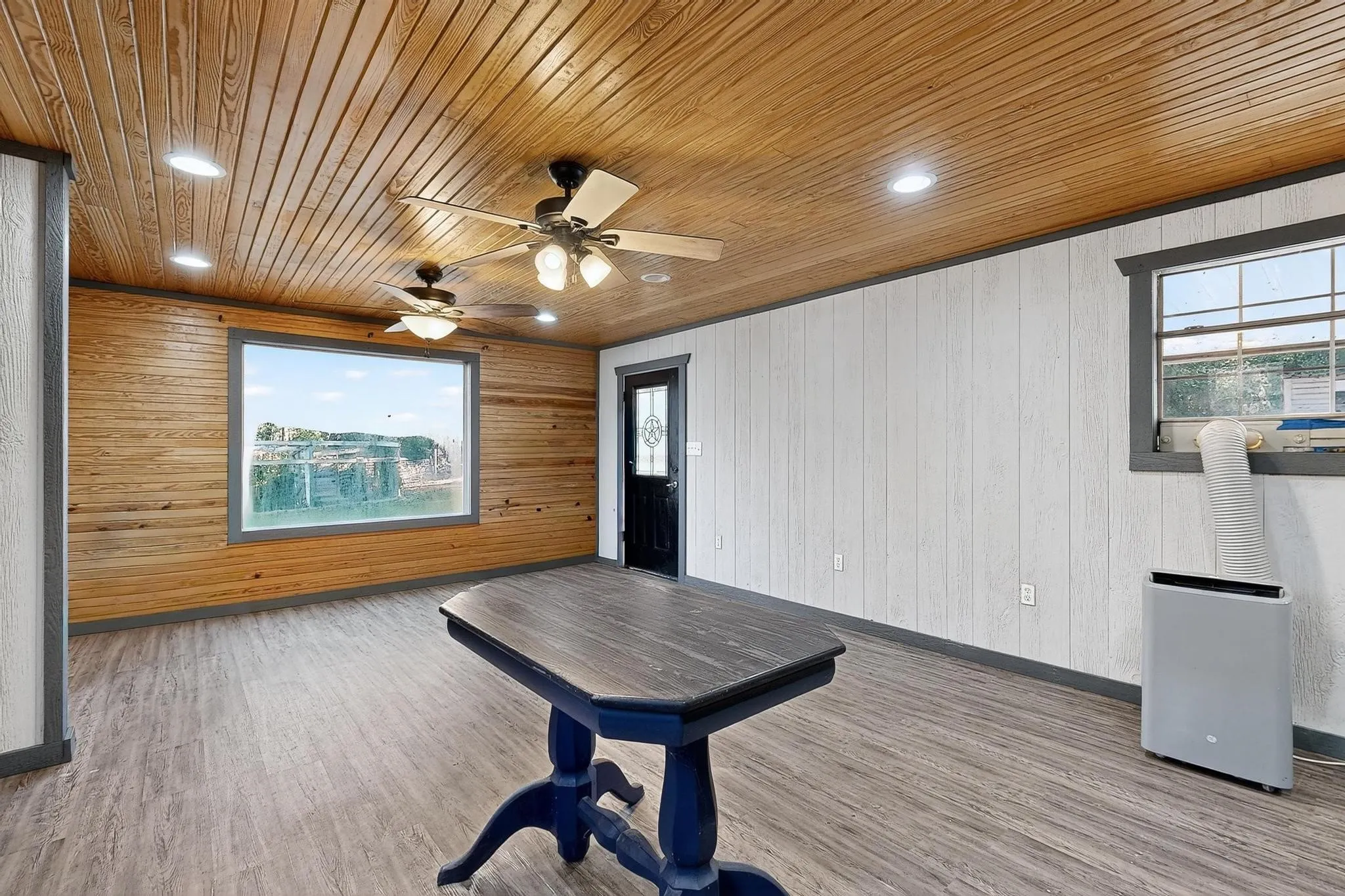 Single Family Residence For Sale in Henderson County , 13420 County Road 2858, Eustace, Texas 75124, 2 Bedroom, 2 Bathroom, Garage spaces, 1,054 Sqft, built in 2018, Preowned, mls#21101693, Real Estate Agent in Eustace, Homes For Sale in Henderson county, Homes For Sale in Eustace, Realtor in Eustace Texas, Real Estate Brokerage Independent Realty Texas, Luminita Cordes Realtor