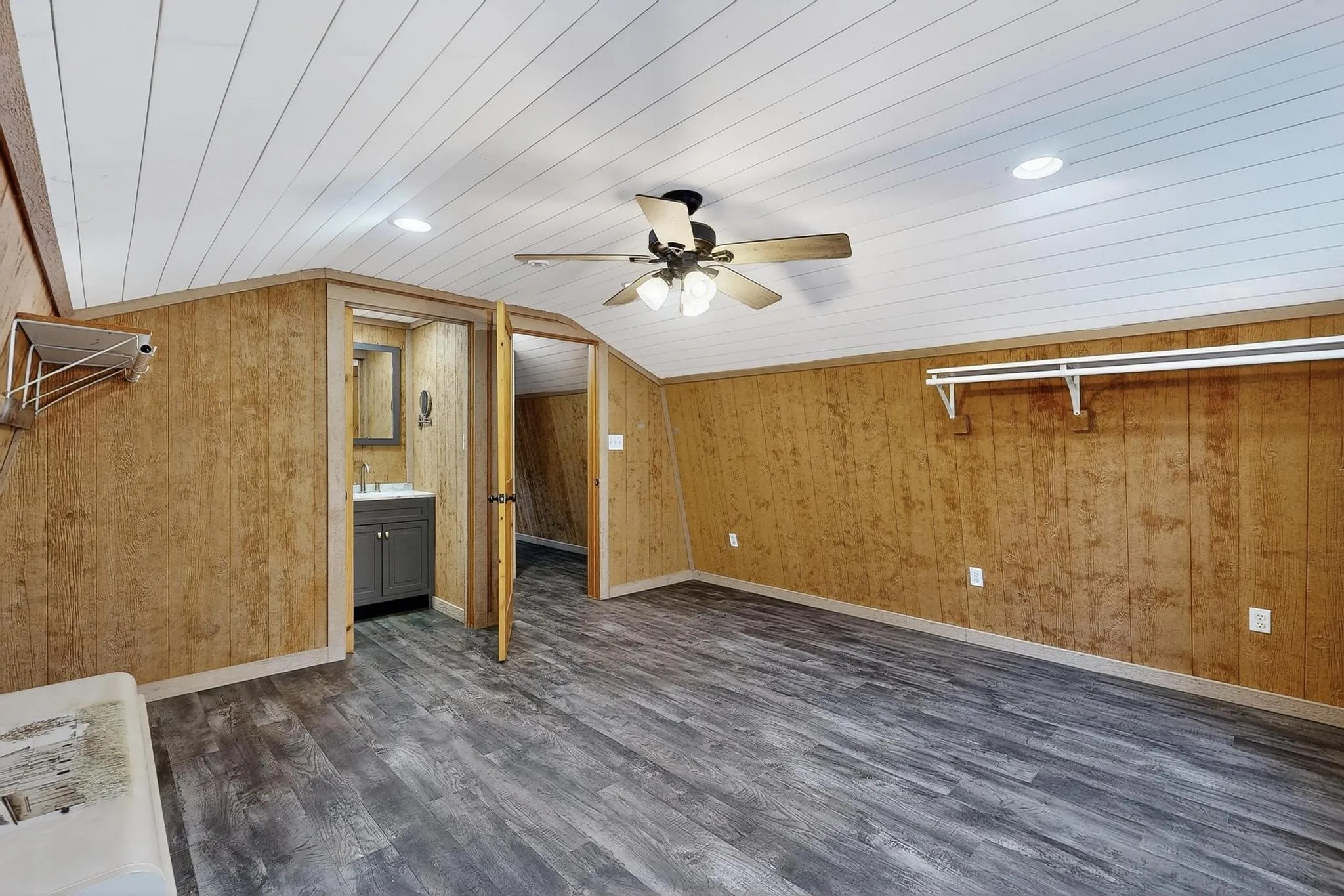 Single Family Residence For Sale in Henderson County , 13420 County Road 2858, Eustace, Texas 75124, 2 Bedroom, 2 Bathroom, Garage spaces, 1,054 Sqft, built in 2018, Preowned, mls#21101693, Real Estate Agent in Eustace, Homes For Sale in Henderson county, Homes For Sale in Eustace, Realtor in Eustace Texas, Real Estate Brokerage Independent Realty Texas, Luminita Cordes Realtor