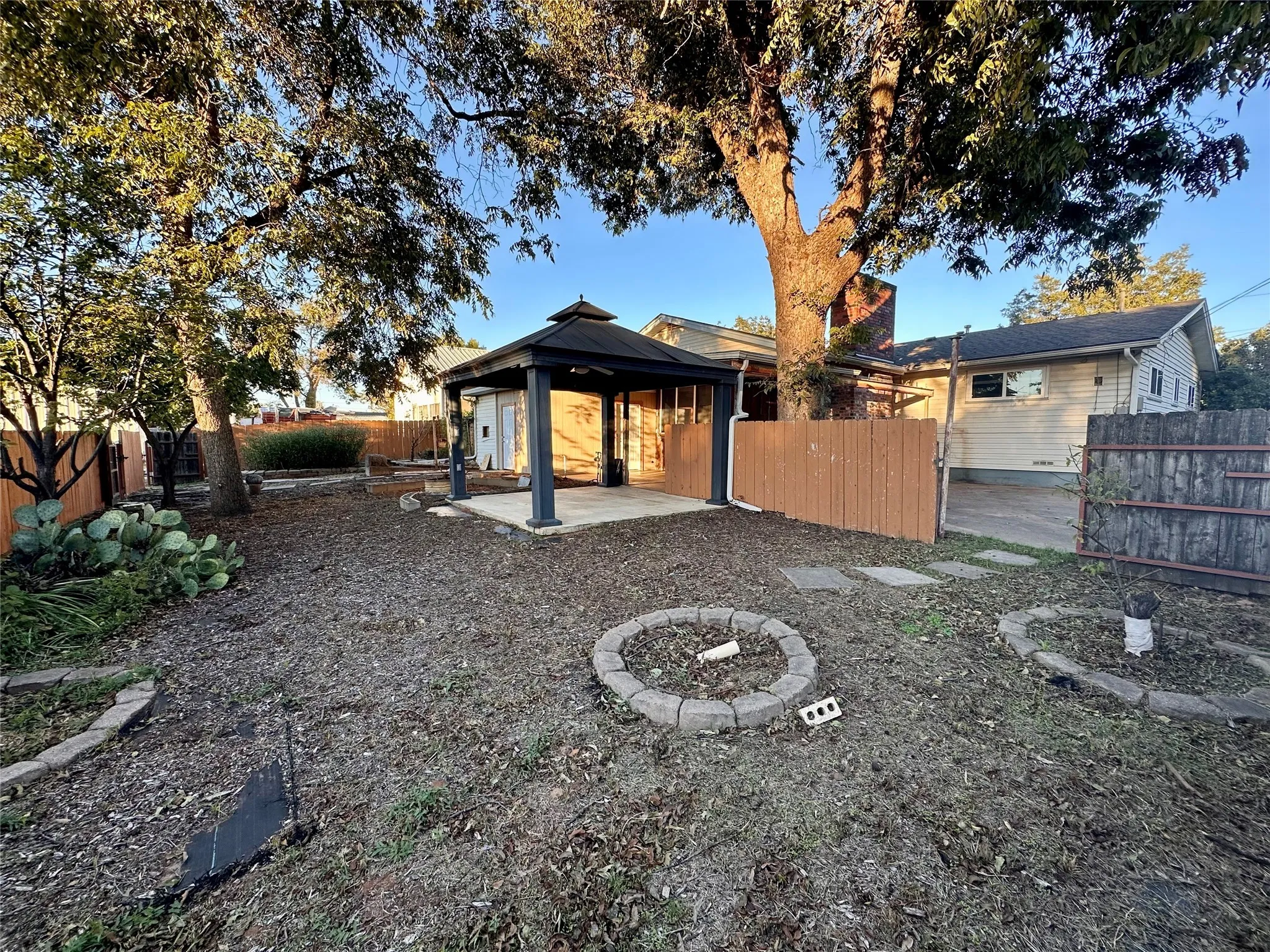 Single Family Residence For Sale in Baylor County , 107 N Arkansas Street, Seymour, Texas 76380, 3 Bedroom, 2 Bathroom, 1 Garage spaces, 2,043 Sqft, built in 1958, mls#21101900, Real Estate Agent in Seymour, Homes For Sale in Baylor county, Homes For Sale in Seymour, Realtor in Seymour Texas, Real Estate Brokerage Independent Realty Texas, Luminita Cordes Realtor