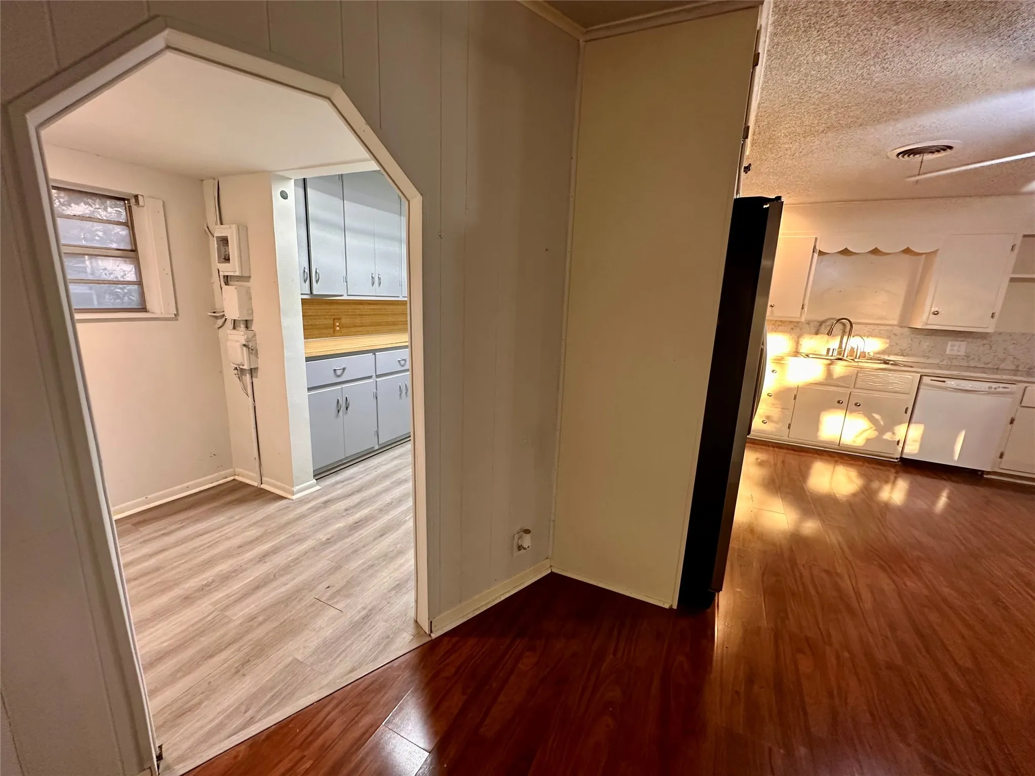 Single Family Residence For Sale in Baylor County , 107 N Arkansas Street, Seymour, Texas 76380, 3 Bedroom, 2 Bathroom, 1 Garage spaces, 2,043 Sqft, built in 1958, mls#21101900, Real Estate Agent in Seymour, Homes For Sale in Baylor county, Homes For Sale in Seymour, Realtor in Seymour Texas, Real Estate Brokerage Independent Realty Texas, Luminita Cordes Realtor