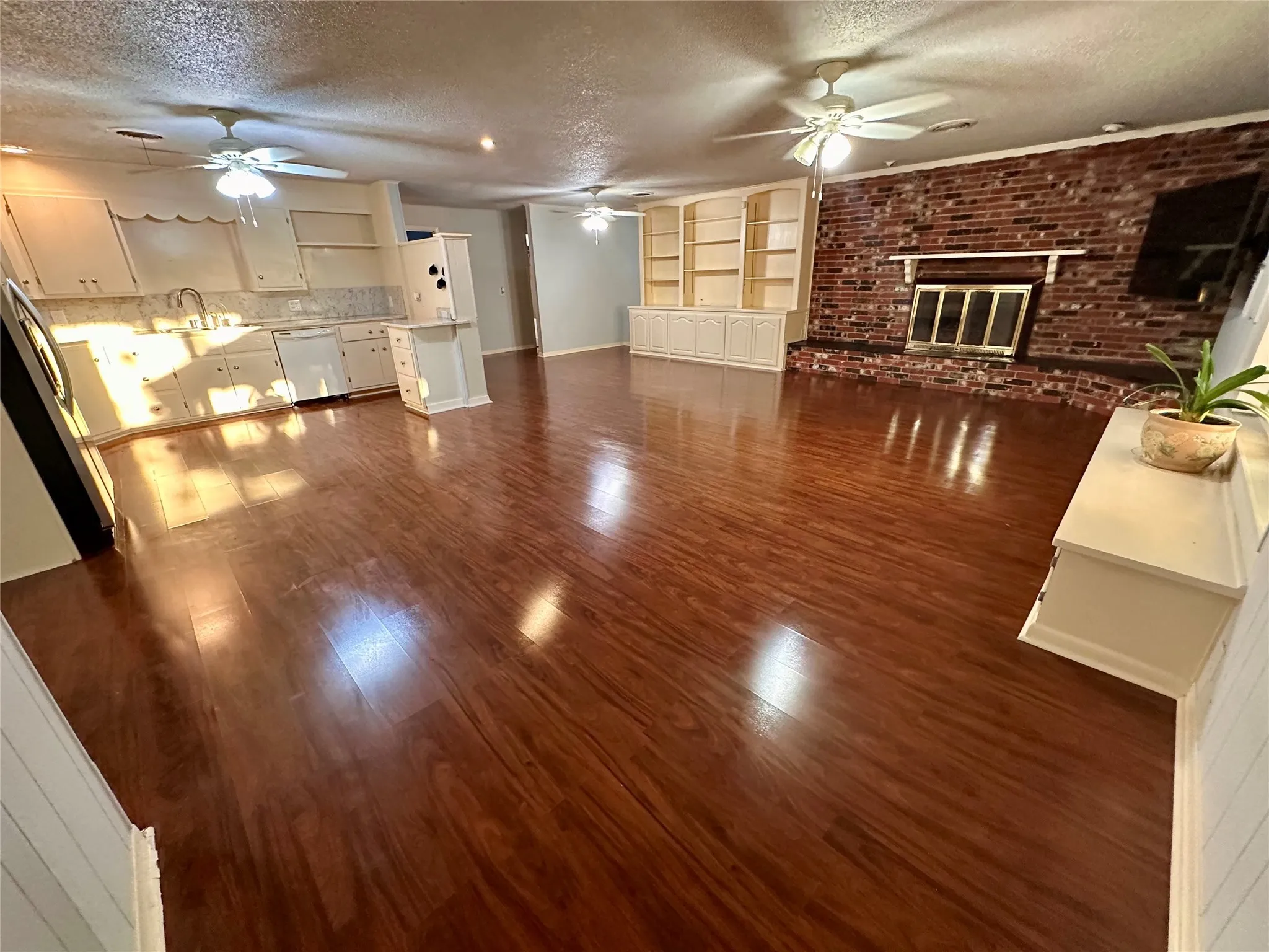 Single Family Residence For Sale in Baylor County , 107 N Arkansas Street, Seymour, Texas 76380, 3 Bedroom, 2 Bathroom, 1 Garage spaces, 2,043 Sqft, built in 1958, mls#21101900, Real Estate Agent in Seymour, Homes For Sale in Baylor county, Homes For Sale in Seymour, Realtor in Seymour Texas, Real Estate Brokerage Independent Realty Texas, Luminita Cordes Realtor