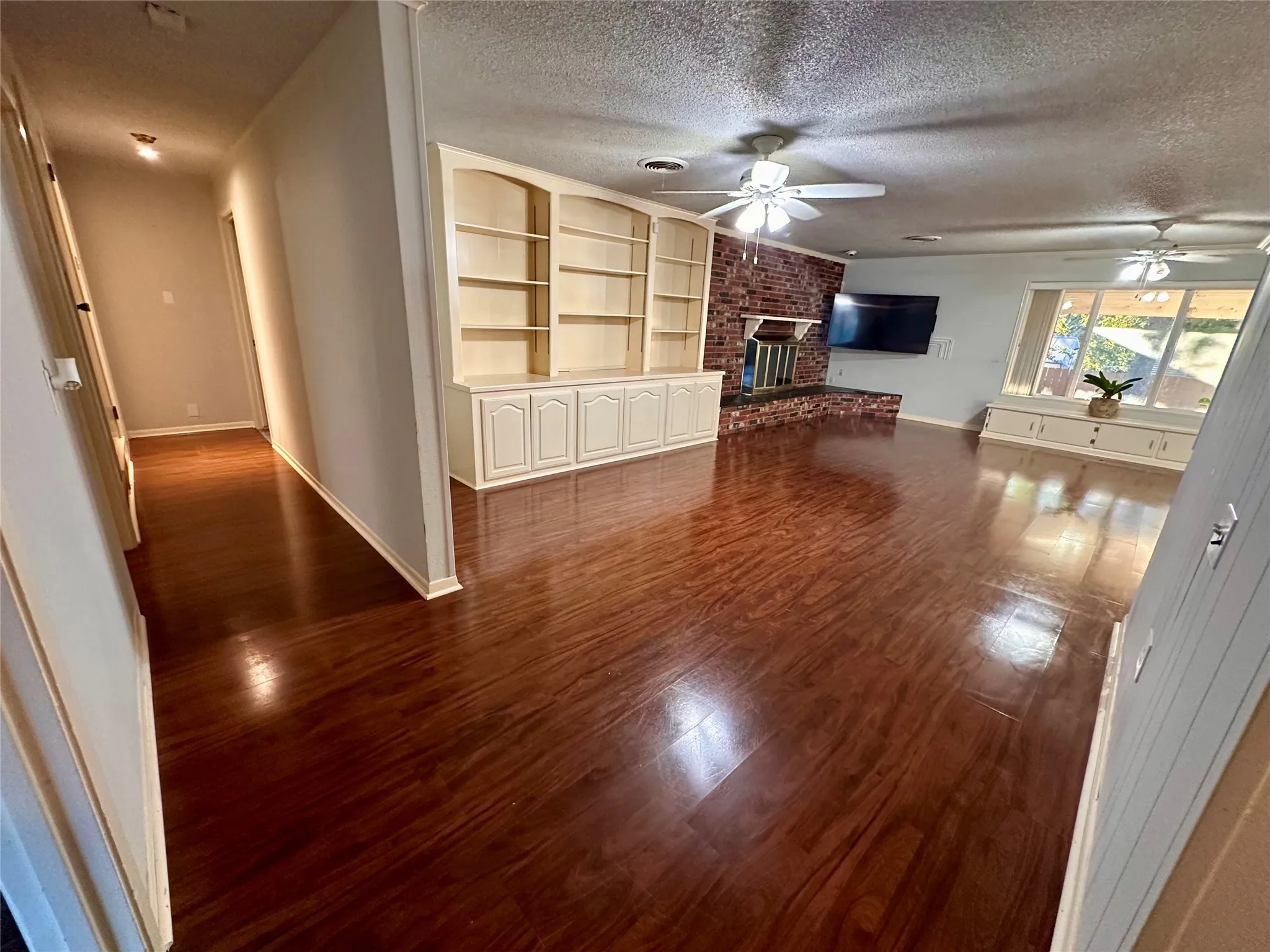 Single Family Residence For Sale in Baylor County , 107 N Arkansas Street, Seymour, Texas 76380, 3 Bedroom, 2 Bathroom, 1 Garage spaces, 2,043 Sqft, built in 1958, mls#21101900, Real Estate Agent in Seymour, Homes For Sale in Baylor county, Homes For Sale in Seymour, Realtor in Seymour Texas, Real Estate Brokerage Independent Realty Texas, Luminita Cordes Realtor