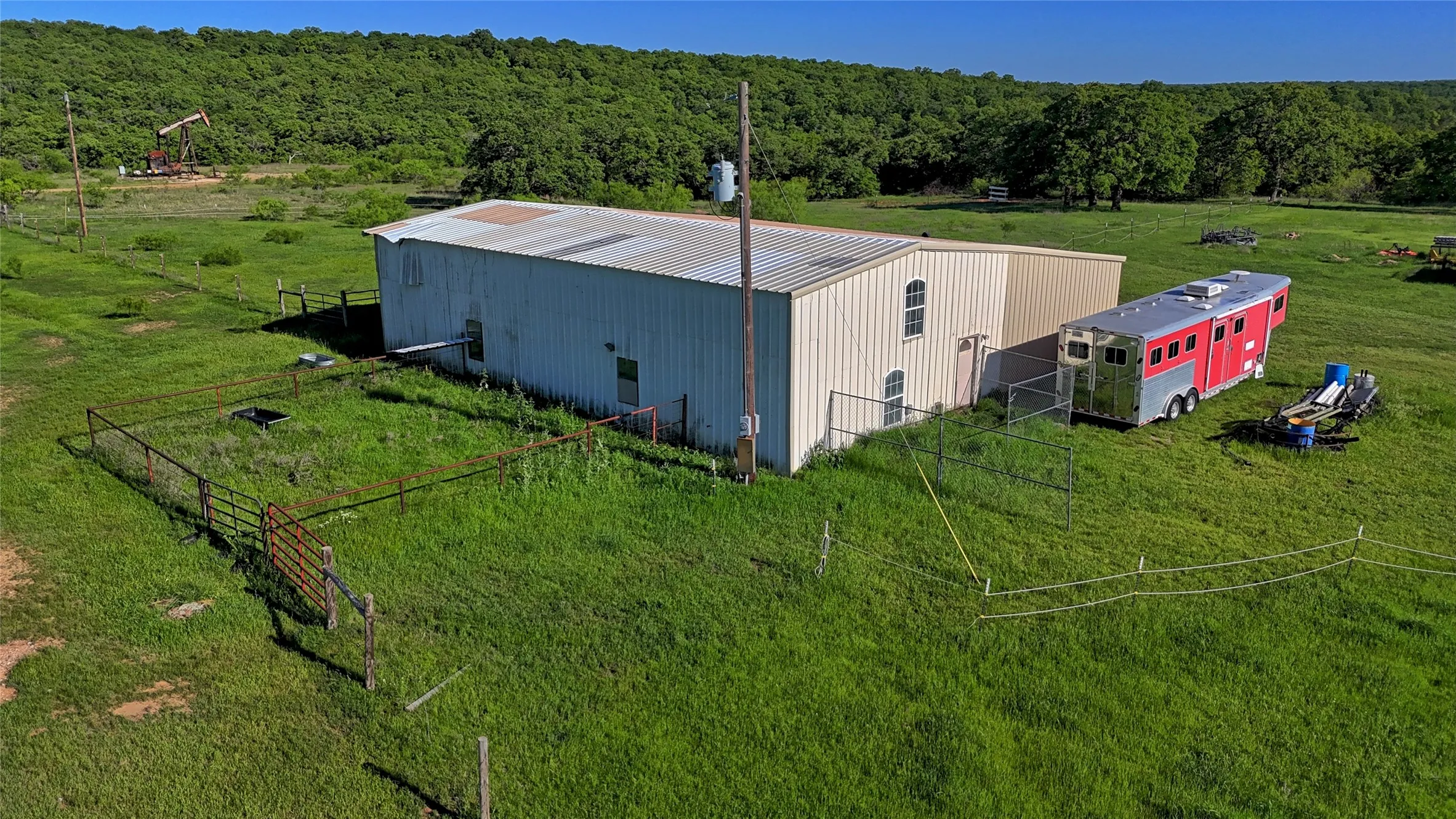 Single Family Residence For Sale in Montague County , 8791 State Hwy 59 S, Bowie, Texas 76230, 3 Bedroom, 3 Bathroom, 3 Garage spaces, 3,079 Sqft, built in 2000, mls#21102560, Real Estate Agent in Bowie, Homes For Sale in Montague county, Homes For Sale in Bowie, Realtor in Bowie Texas, Real Estate Brokerage Independent Realty Texas, Luminita Cordes Realtor