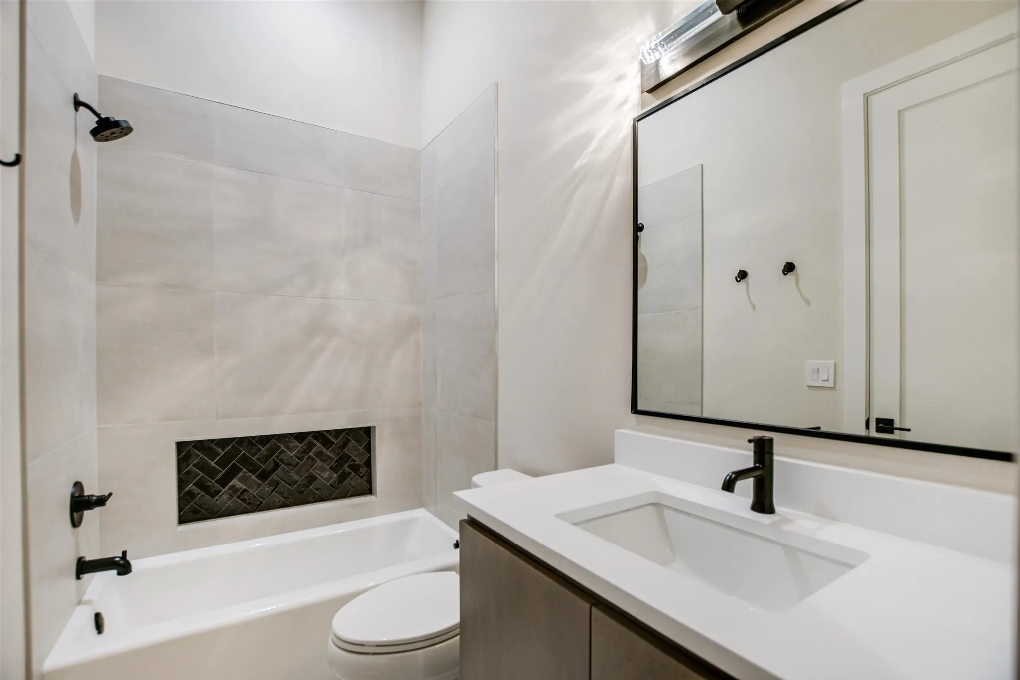 Single Family Residence For Sale in Llano County , 109 Island Court, Horseshoe Bay, Texas 78657, 4 Bedroom, 5 Bathroom, 3 Garage spaces, 3,637 Sqft, built in 2024, New Construction - Complete, mls#21102441, Real Estate Agent in Horseshoe Bay, Homes For Sale in Llano county, Homes For Sale in Horseshoe Bay, Realtor in Horseshoe Bay Texas, Real Estate Brokerage Independent Realty Texas, Luminita Cordes Realtor