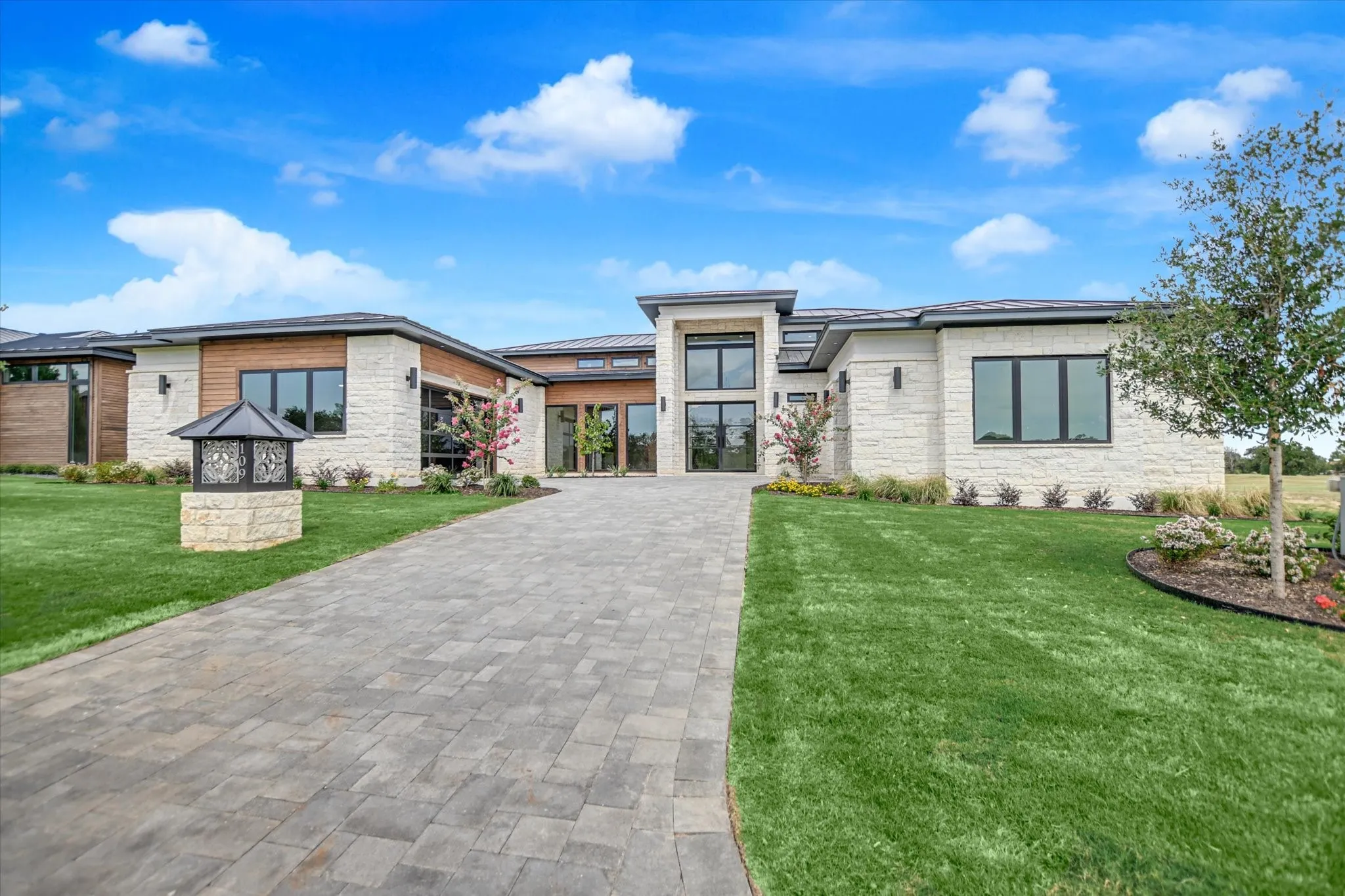 Single Family Residence For Sale in Llano County , 109 Island Court, Horseshoe Bay, Texas 78657, 4 Bedroom, 5 Bathroom, 3 Garage spaces, 3,637 Sqft, built in 2024, New Construction - Complete, mls#21102441, Real Estate Agent in Horseshoe Bay, Homes For Sale in Llano county, Homes For Sale in Horseshoe Bay, Realtor in Horseshoe Bay Texas, Real Estate Brokerage Independent Realty Texas, Luminita Cordes Realtor
