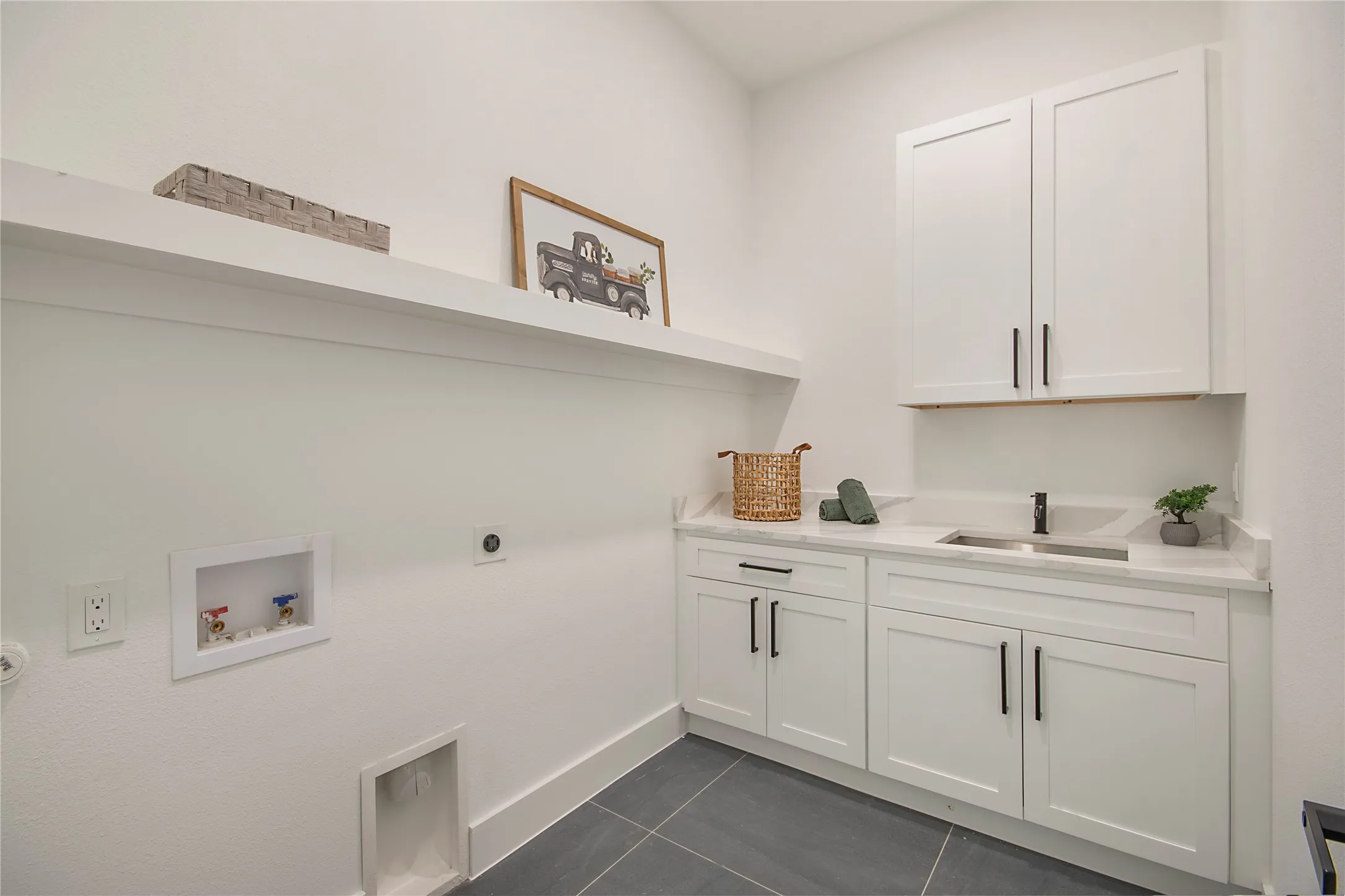 Single Family Residence For Sale in Dallas County , 2005 Hearne Avenue, Dallas, Texas 75212, 4 Bedroom, 5 Bathroom, 2 Garage spaces, 2,894 Sqft, built in 2026, New Construction - Incomplete, mls#21102774, Real Estate Agent in Dallas, Homes For Sale in Dallas county, Homes For Sale in Dallas, Realtor in Dallas Texas, Real Estate Brokerage Independent Realty Texas, Luminita Cordes Realtor