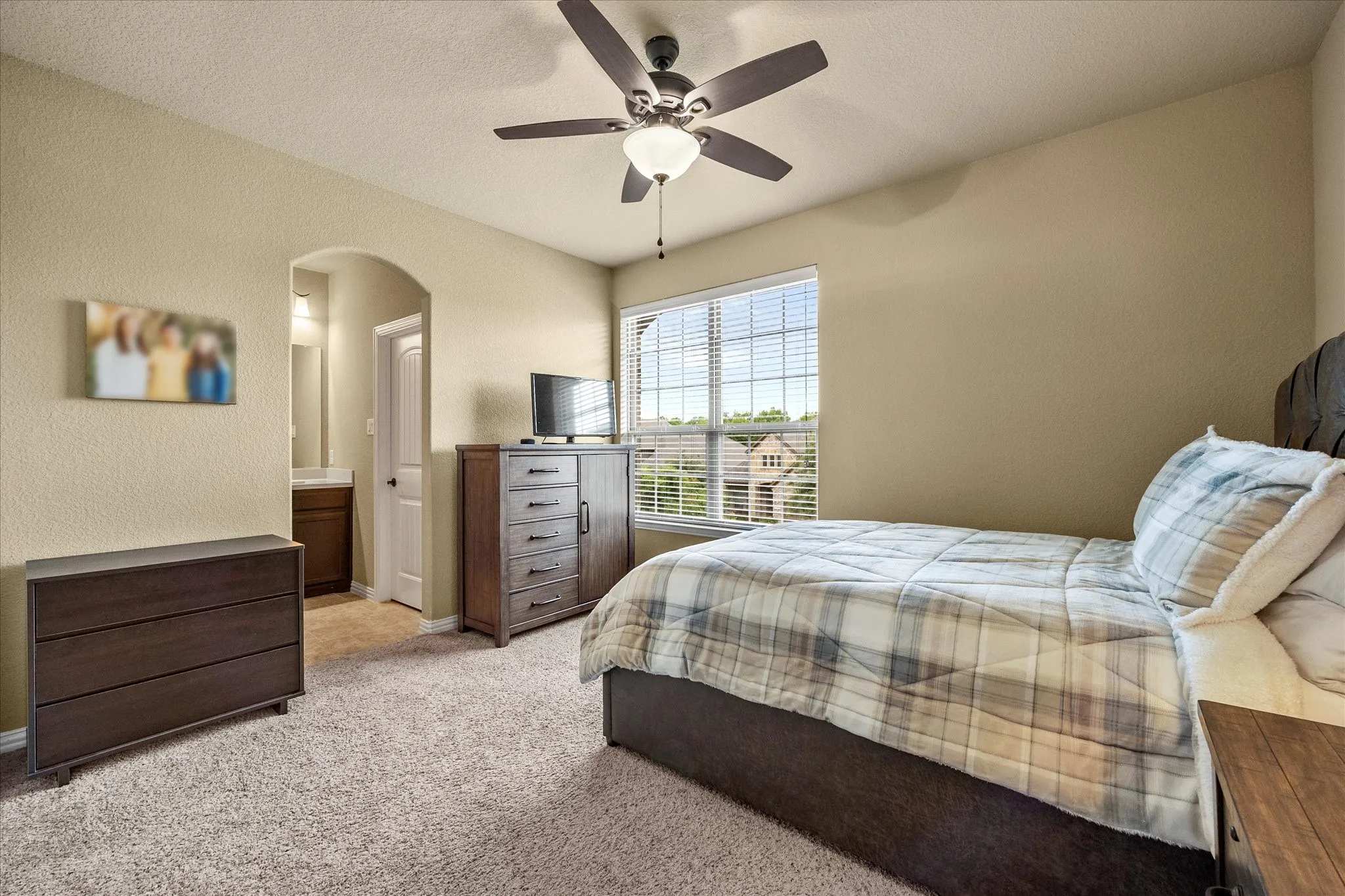 4th bedroom opens onto full bath