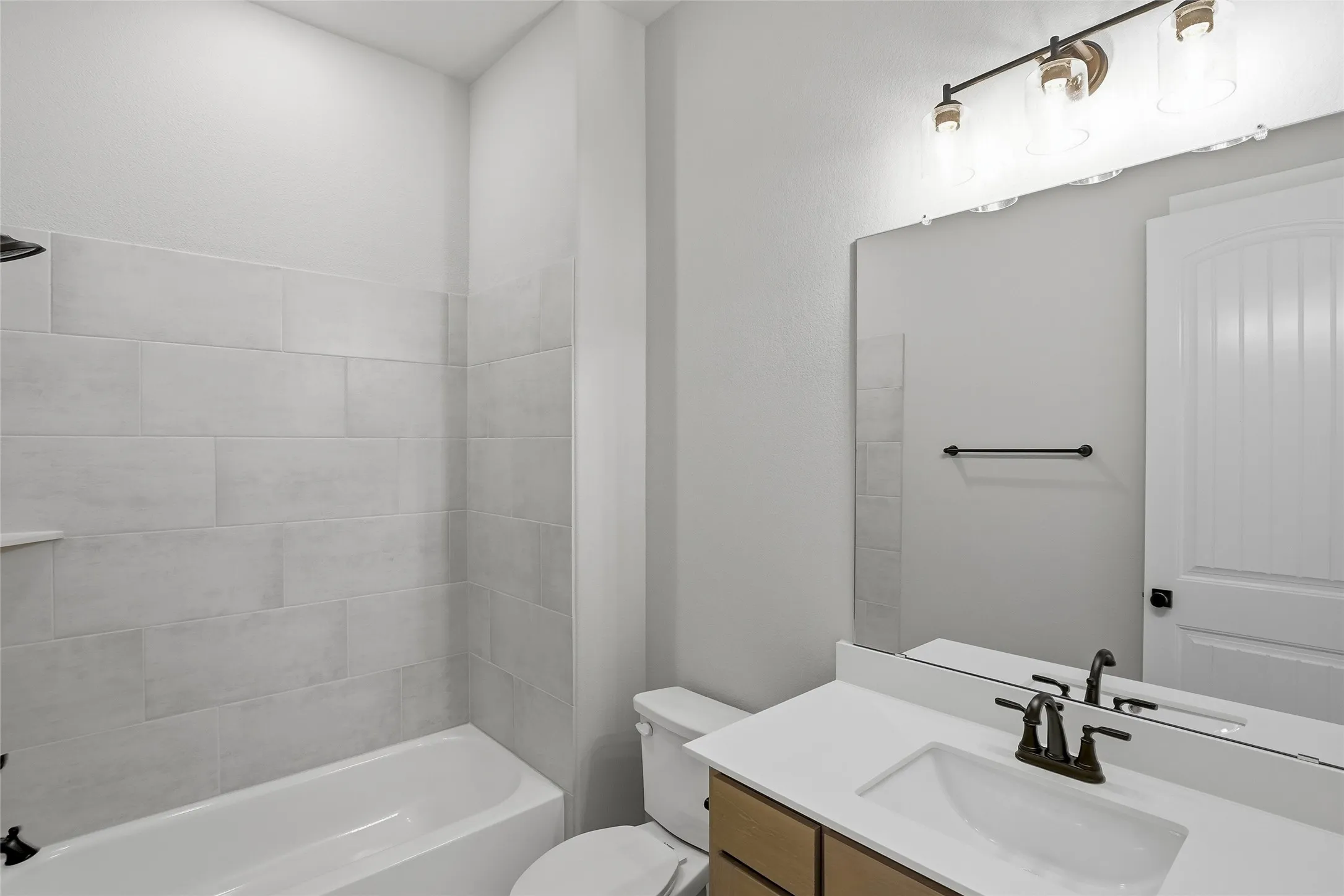 Bathroom with vanity and washtub / shower combination