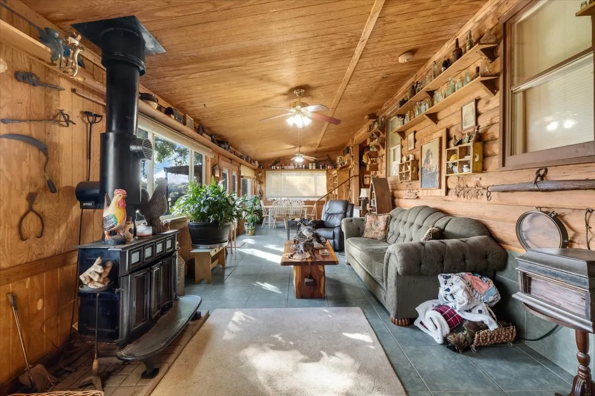 Single Family Residence For Sale in Parker County , 7101 Horseshoe bend Trail, Weatherford, Texas 76087, 4 Bedroom, 2 Bathroom, 2 Garage spaces, 2,500 Sqft, built in 1972, Preowned, mls#21102922, Real Estate Agent in Weatherford, Homes For Sale in Parker county, Homes For Sale in Weatherford, Realtor in Weatherford Texas, Real Estate Brokerage Independent Realty Texas, Luminita Cordes Realtor