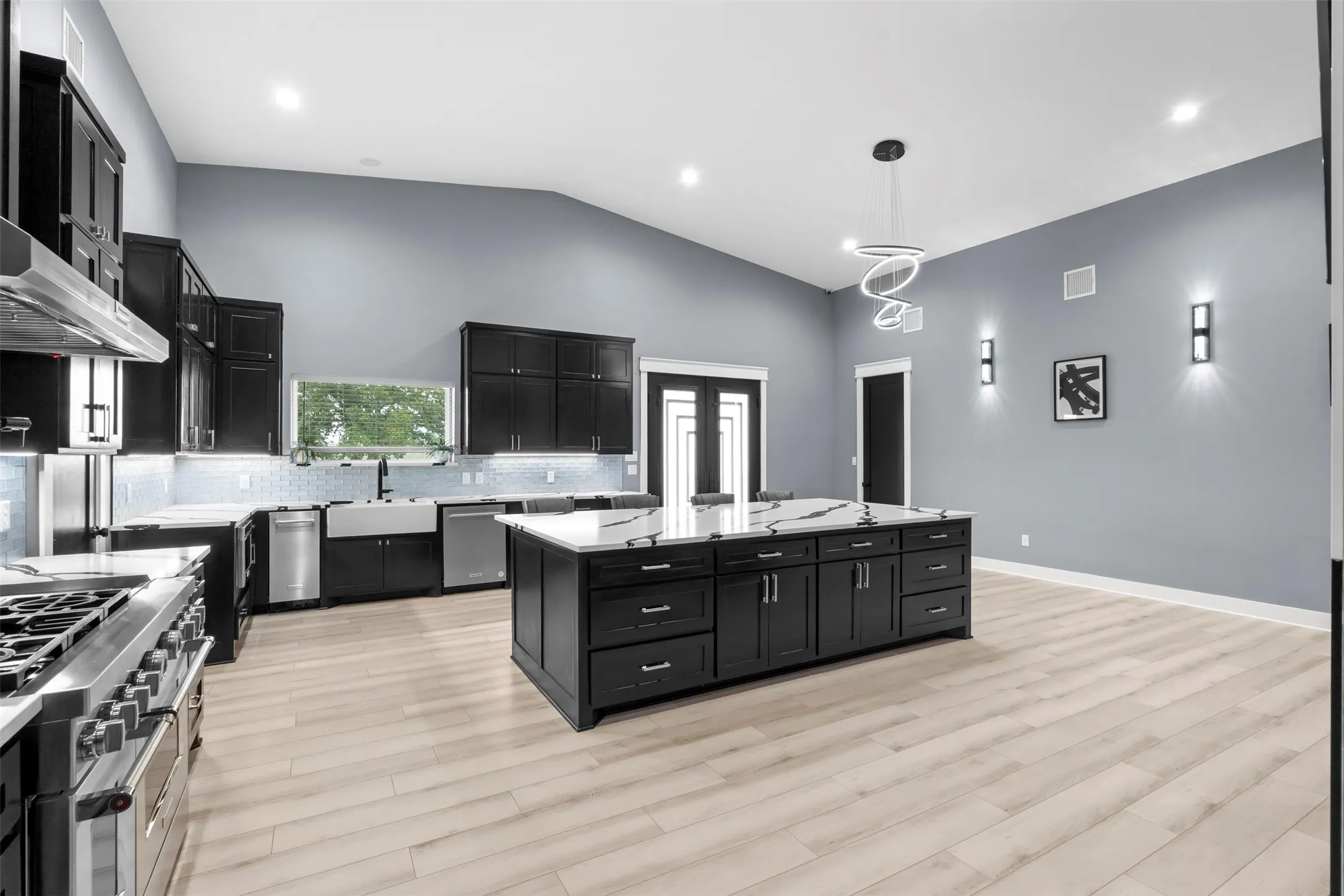 Single Family Residence For Sale in Hood County , 9700 Nix Road, Tolar, Texas 76476, 4 Bedroom, 6 Bathroom, 8 Garage spaces, 4,600 Sqft, built in 2024, Preowned, mls#21084183, Real Estate Agent in Tolar, Homes For Sale in Hood county, Homes For Sale in Tolar, Realtor in Tolar Texas, Real Estate Brokerage Independent Realty Texas, Luminita Cordes Realtor