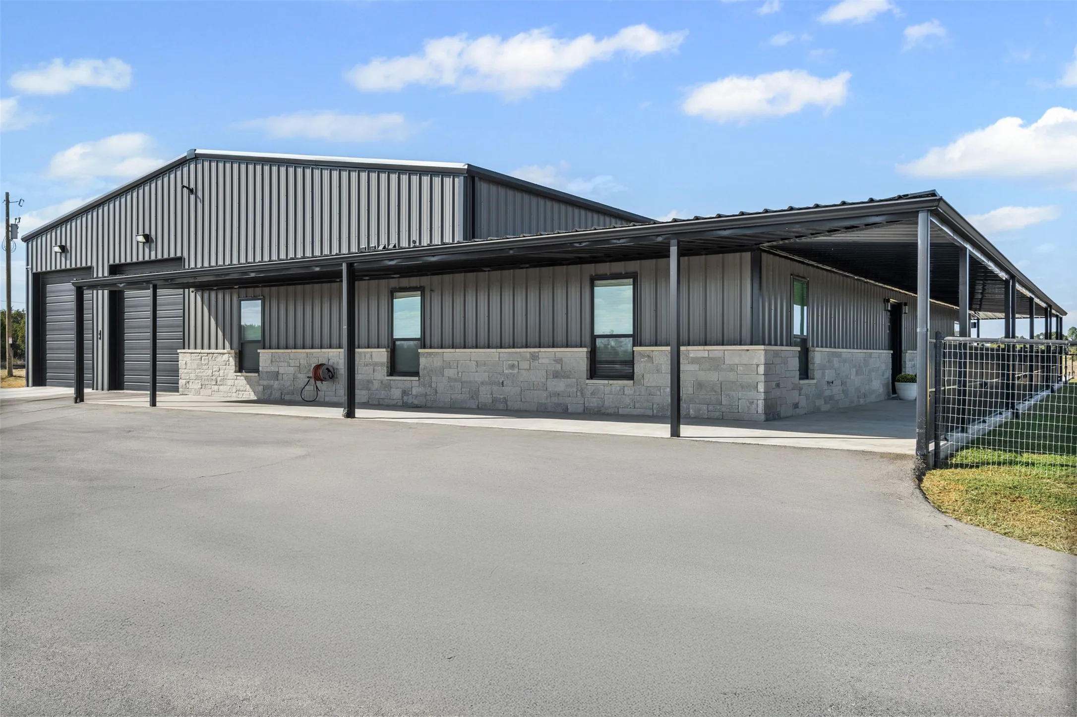 Single Family Residence For Sale in Hood County , 9700 Nix Road, Tolar, Texas 76476, 4 Bedroom, 6 Bathroom, 8 Garage spaces, 4,600 Sqft, built in 2024, Preowned, mls#21084183, Real Estate Agent in Tolar, Homes For Sale in Hood county, Homes For Sale in Tolar, Realtor in Tolar Texas, Real Estate Brokerage Independent Realty Texas, Luminita Cordes Realtor