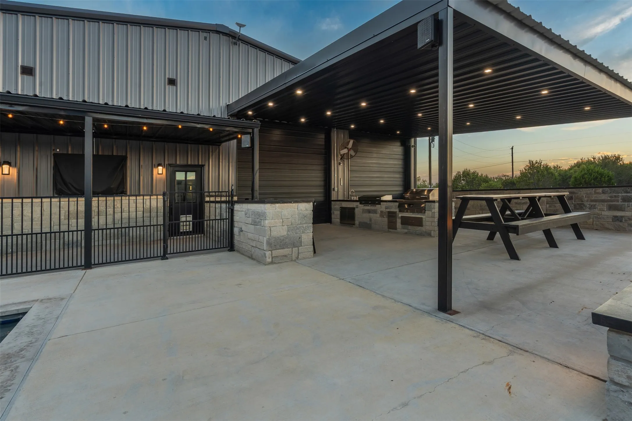 Single Family Residence For Sale in Hood County , 9700 Nix Road, Tolar, Texas 76476, 4 Bedroom, 6 Bathroom, 8 Garage spaces, 4,600 Sqft, built in 2024, Preowned, mls#21084183, Real Estate Agent in Tolar, Homes For Sale in Hood county, Homes For Sale in Tolar, Realtor in Tolar Texas, Real Estate Brokerage Independent Realty Texas, Luminita Cordes Realtor