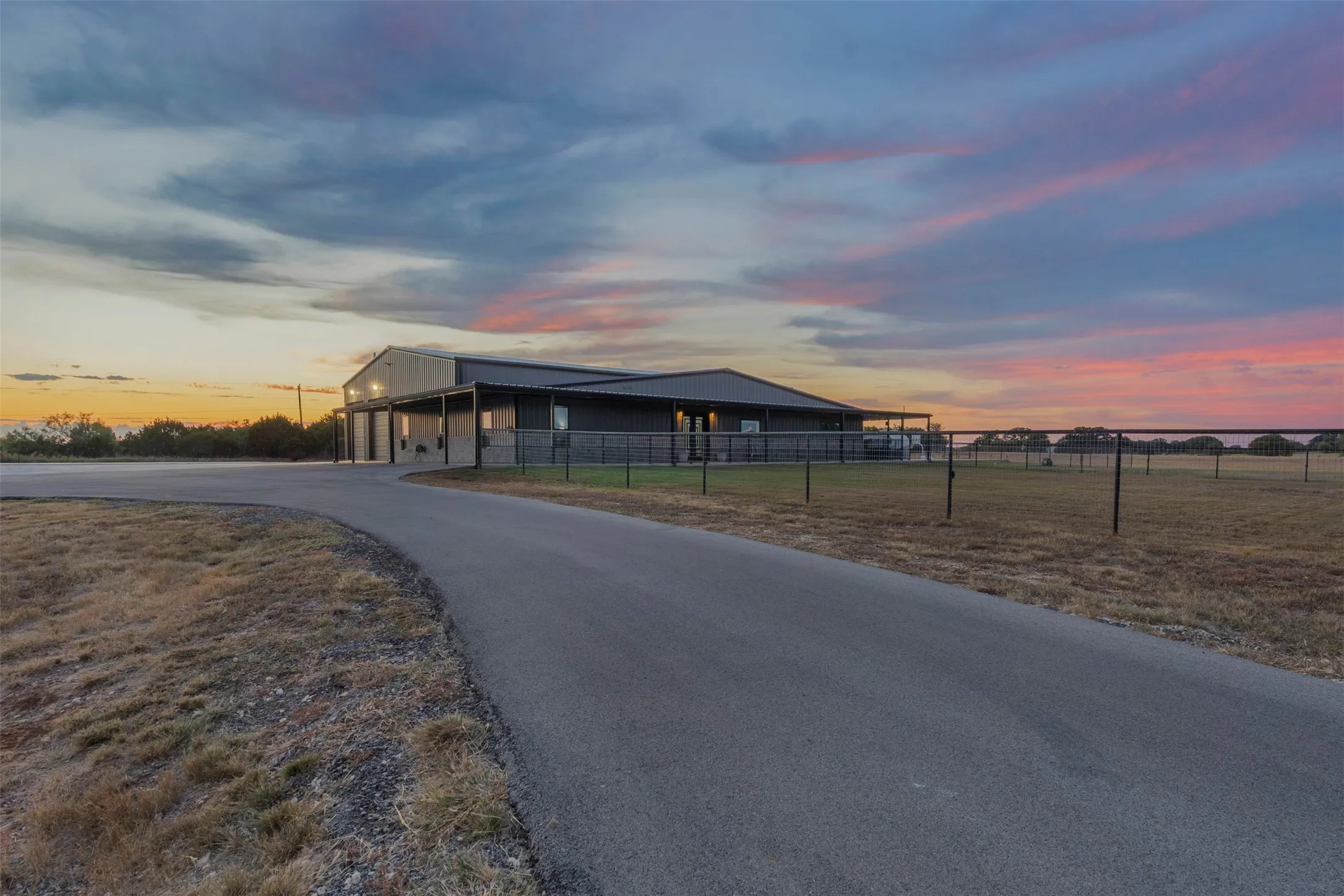 Single Family Residence For Sale in Hood County , 9700 Nix Road, Tolar, Texas 76476, 4 Bedroom, 6 Bathroom, 8 Garage spaces, 4,600 Sqft, built in 2024, Preowned, mls#21084183, Real Estate Agent in Tolar, Homes For Sale in Hood county, Homes For Sale in Tolar, Realtor in Tolar Texas, Real Estate Brokerage Independent Realty Texas, Luminita Cordes Realtor