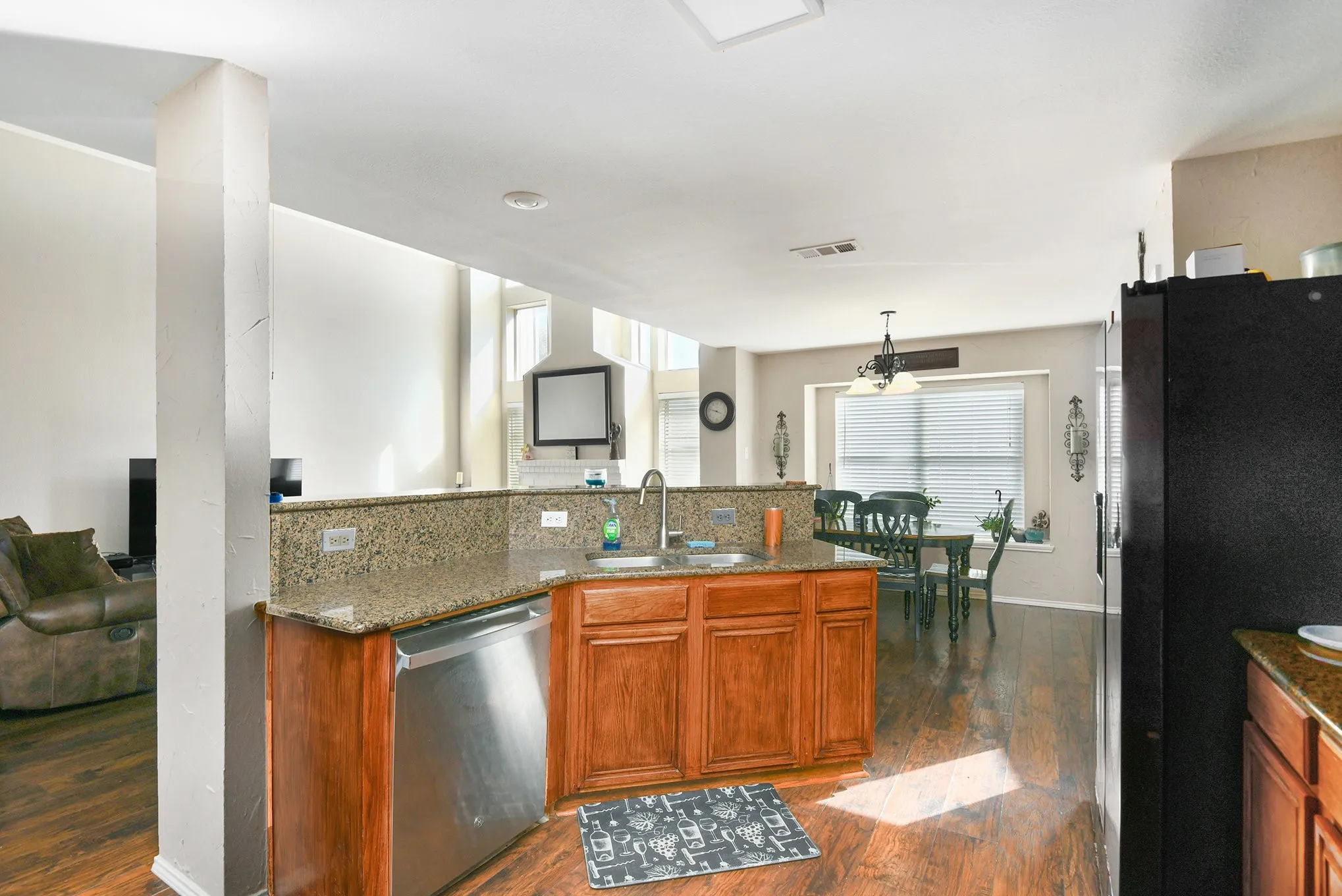Single Family Residence For Sale in Tarrant County , 1229 Topeka Drive, Saginaw, Texas 76131, 6 Bedroom, 3 Bathroom, 2 Garage spaces, 3,981 Sqft, built in 1999, Preowned, mls#21103708, Real Estate Agent in Saginaw, Homes For Sale in Tarrant county, Homes For Sale in Saginaw, Realtor in Saginaw Texas, Real Estate Brokerage Independent Realty Texas, Luminita Cordes Realtor