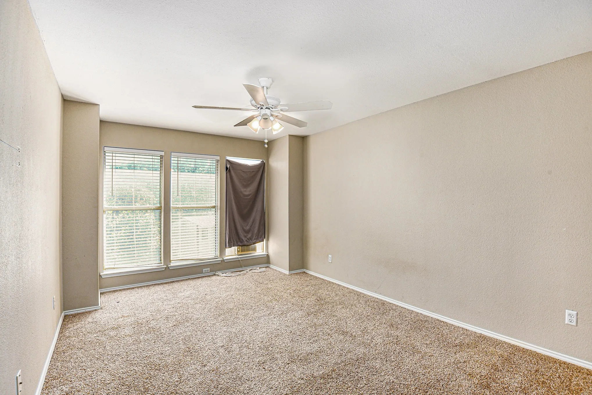 Single Family Residence For Sale in Tarrant County , 1229 Topeka Drive, Saginaw, Texas 76131, 6 Bedroom, 3 Bathroom, 2 Garage spaces, 3,981 Sqft, built in 1999, Preowned, mls#21103708, Real Estate Agent in Saginaw, Homes For Sale in Tarrant county, Homes For Sale in Saginaw, Realtor in Saginaw Texas, Real Estate Brokerage Independent Realty Texas, Luminita Cordes Realtor