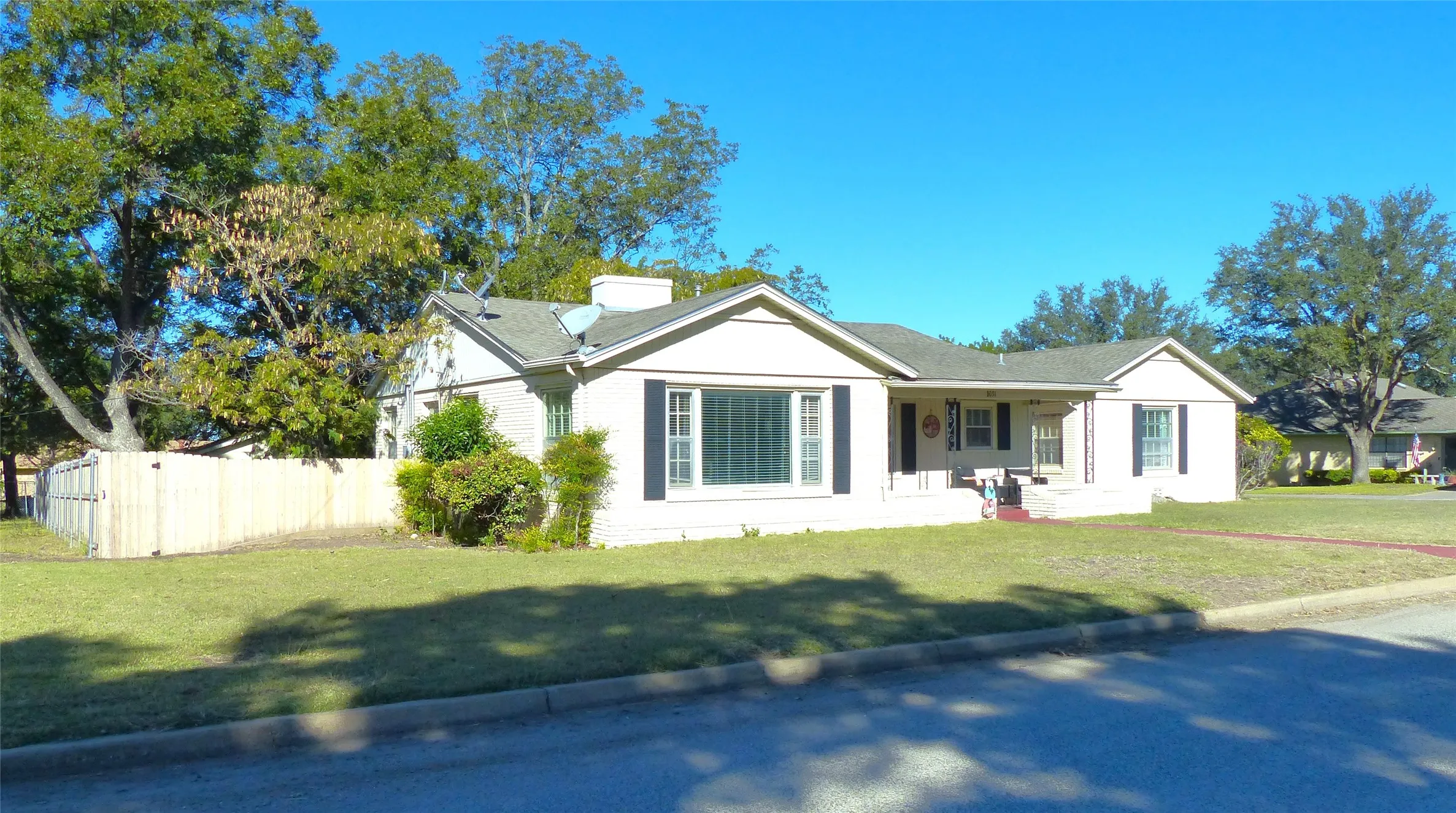 Single Family Residence For Sale in Mc Culloch County , 1031 11th, Brady, Texas 76825, 4 Bedrooms, 2 Bathrooms, Garage spaces, 2,289 Sqft, built in 1976, Price $299,000, mls#21103736, Real Estate Agent in Brady, Homes For Sale in Mc Culloch county, Homes For Sale in Brady, Realtor in Brady Texas, Real Estate Brokerage Independent Realty Texas, Luminita Cordes Realtor
