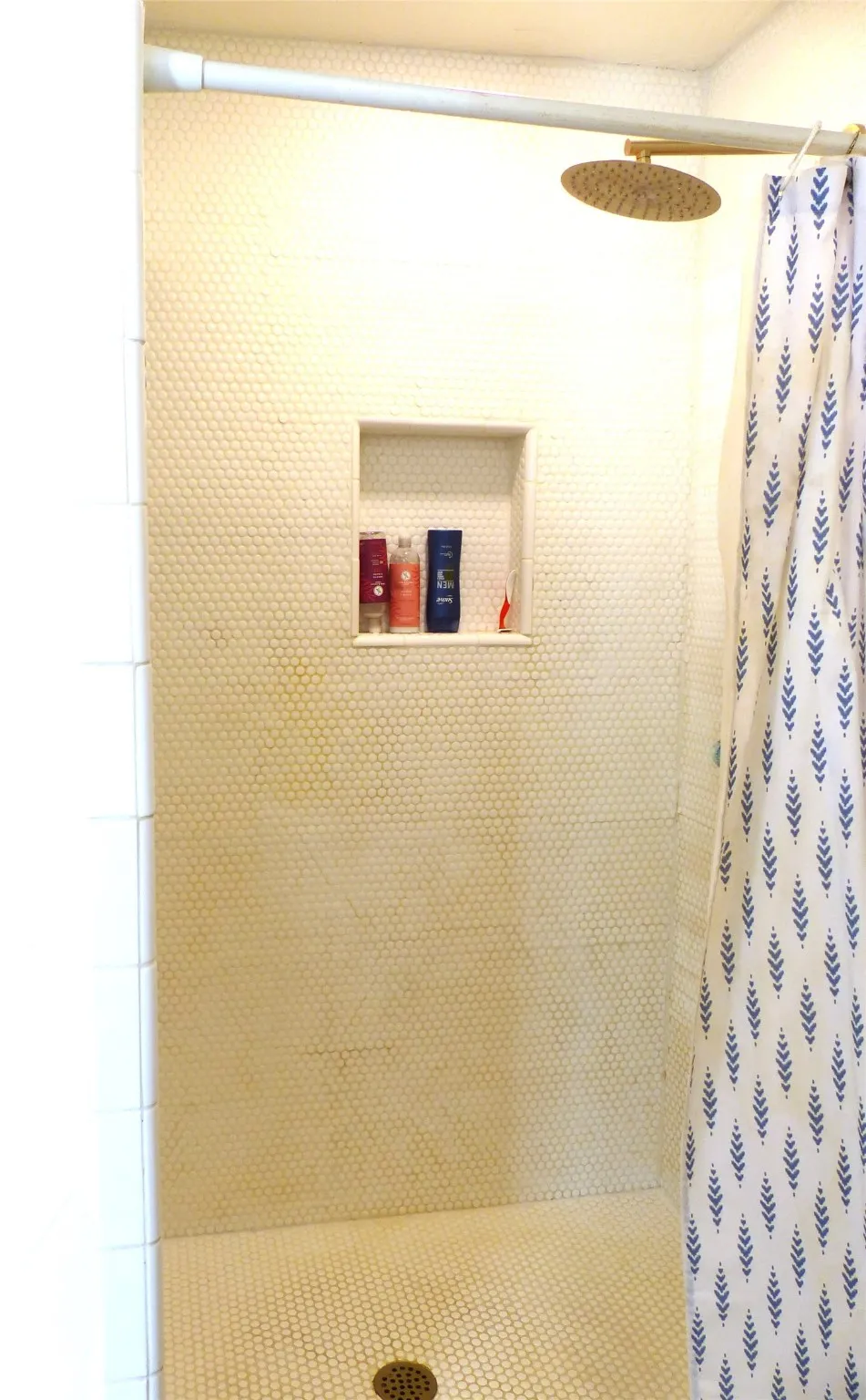 Full bath featuring a tile shower