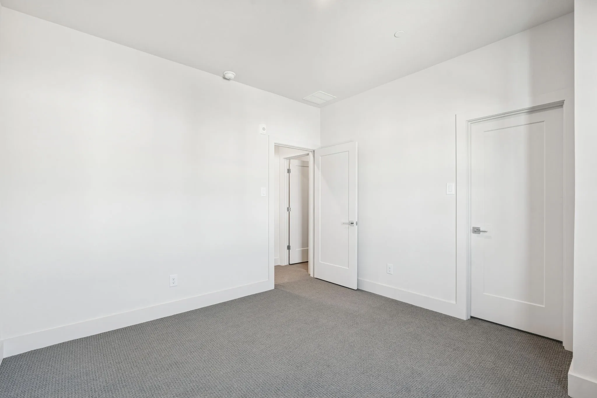 Secondary bedroom.