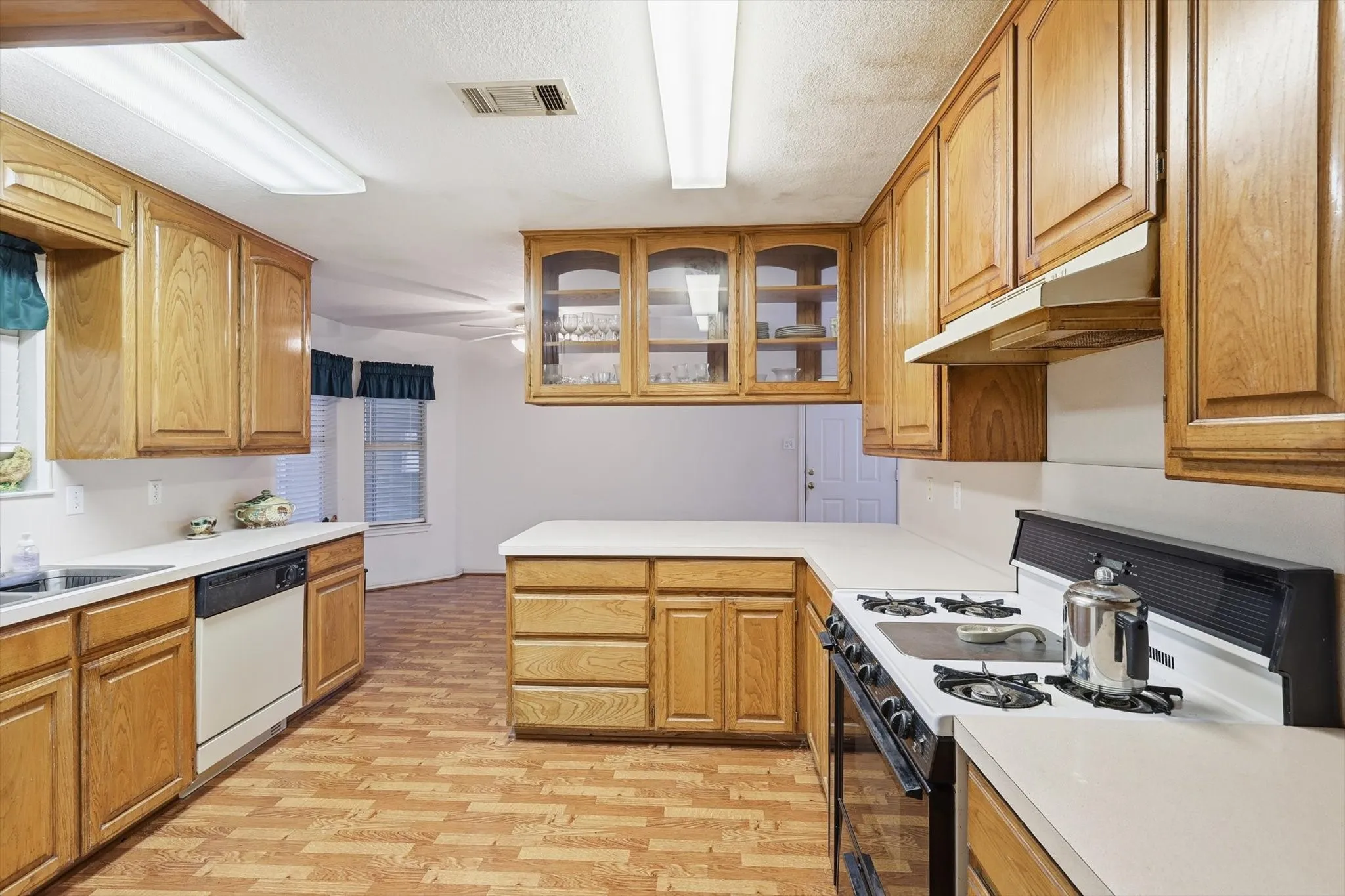 Single Family Residence For Sale in Tarrant County , 11320 Willow Springs Road, Haslet, Texas 76052, 3 Bedroom, 2 Bathroom, 1 Garage spaces, 1,554 Sqft, built in 1998, Preowned, mls#21103952, Real Estate Agent in Haslet, Homes For Sale in Tarrant county, Homes For Sale in Haslet, Realtor in Haslet Texas, Real Estate Brokerage Independent Realty Texas, Luminita Cordes Realtor