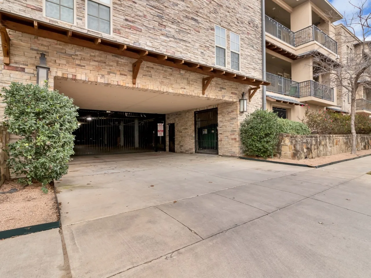 View of apartment building / complex featuring driveway
