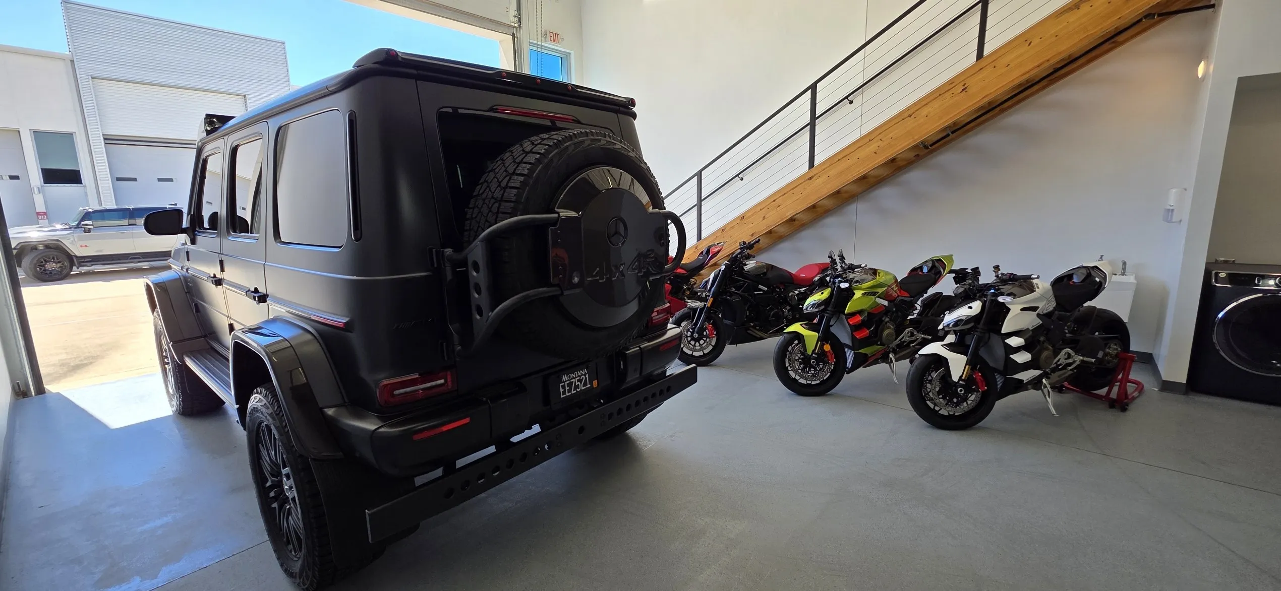 Garage featuring washer / dryer