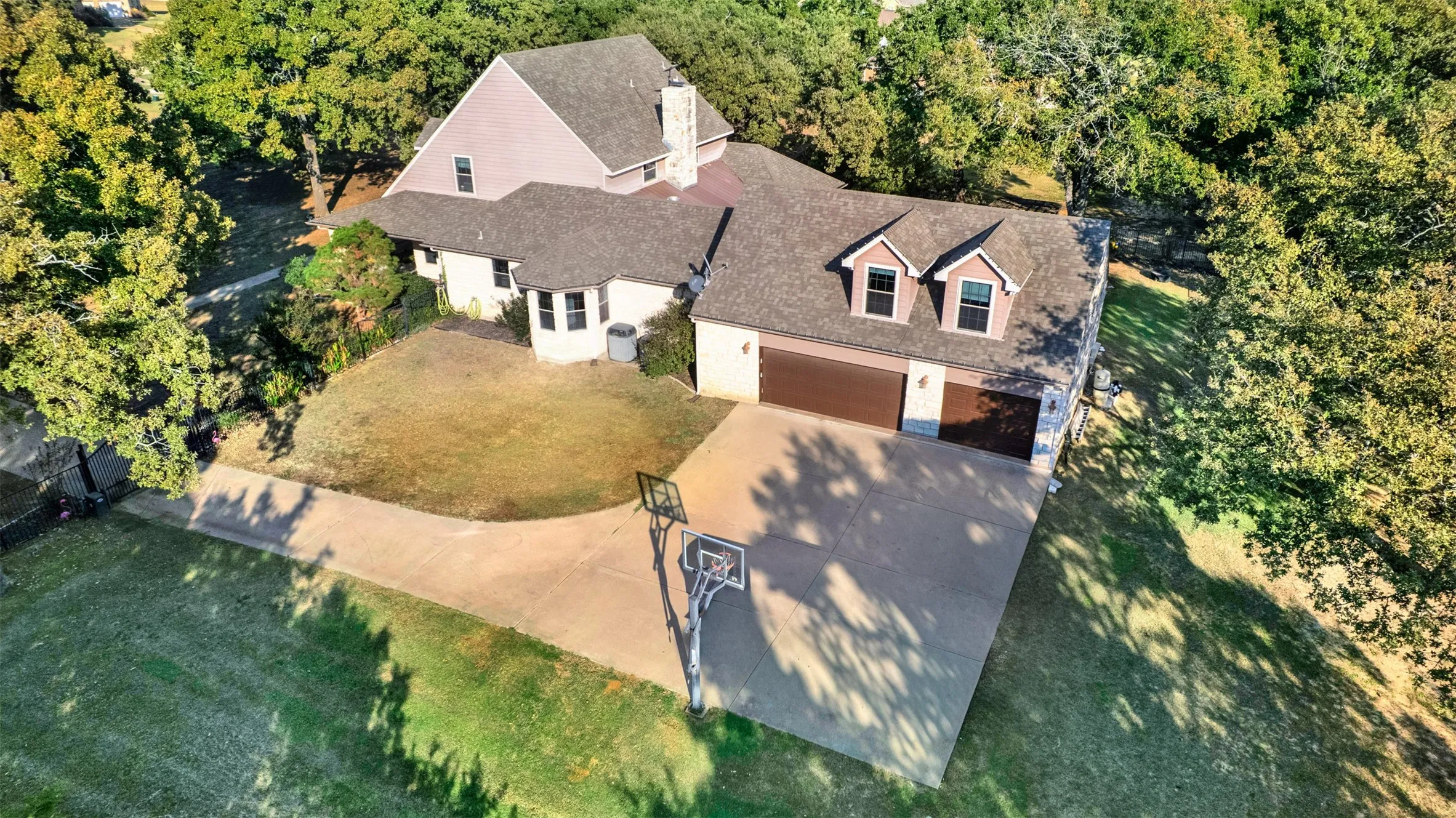 Single Family Residence For Sale in Kaufman County , 1166 Winding Wood Trail, Scurry, Texas 75158, 4 Bedroom, 5 Bathroom, 3 Garage spaces, 4,116 Sqft, built in 2006, mls#21097371, Real Estate Agent in Scurry, Homes For Sale in Kaufman county, Homes For Sale in Scurry, Realtor in Scurry Texas, Real Estate Brokerage Independent Realty Texas, Luminita Cordes Realtor