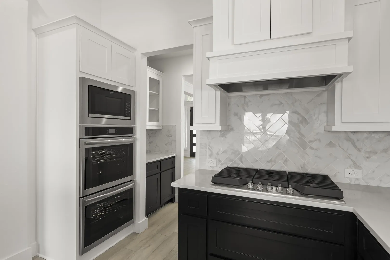 12. 9613 Westchester - Kitchen (4)