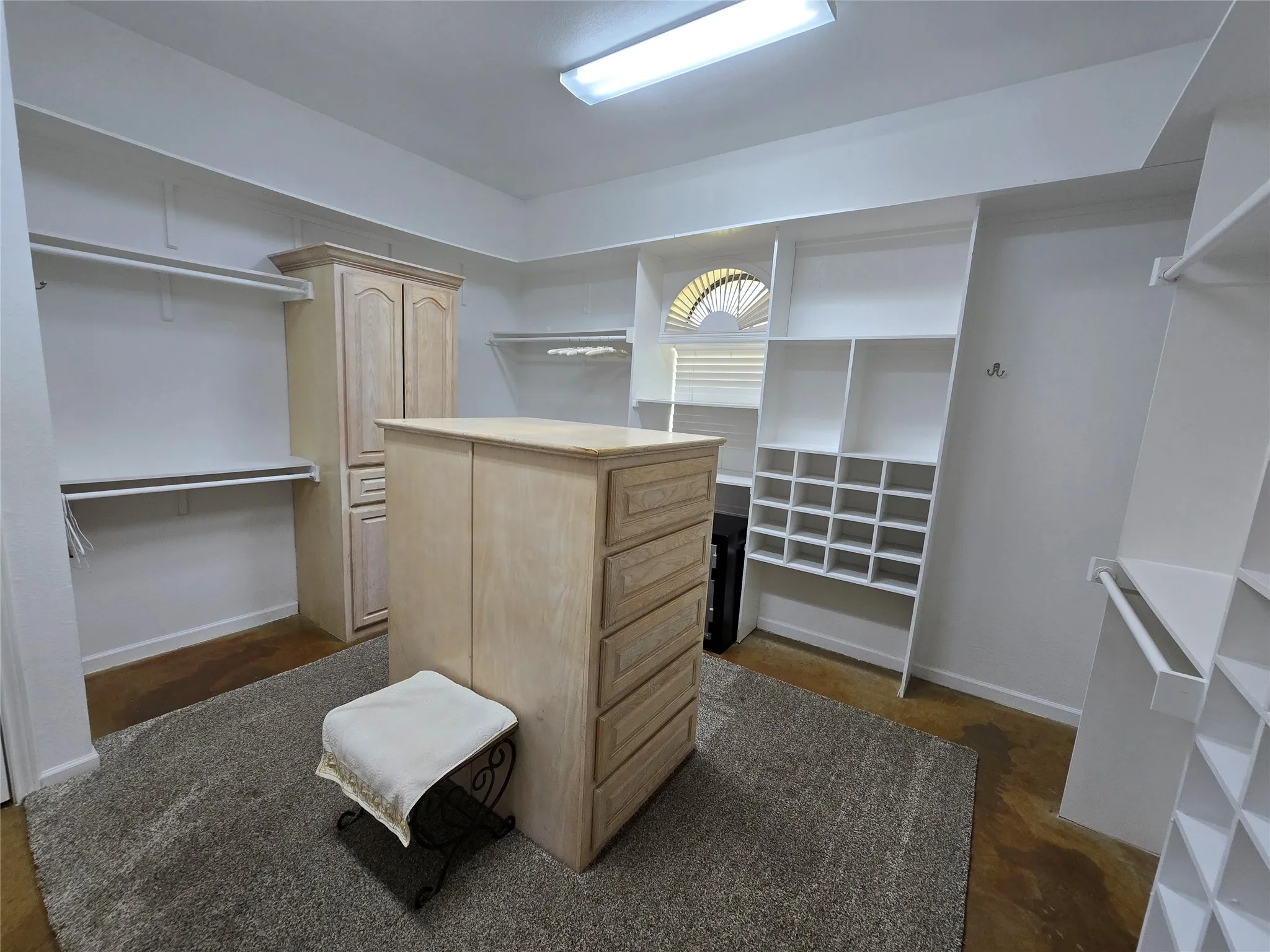 View of spacious​​‌​​​​‌​​‌‌​‌‌​​​‌‌​‌​‌​‌​​​‌​​ closet