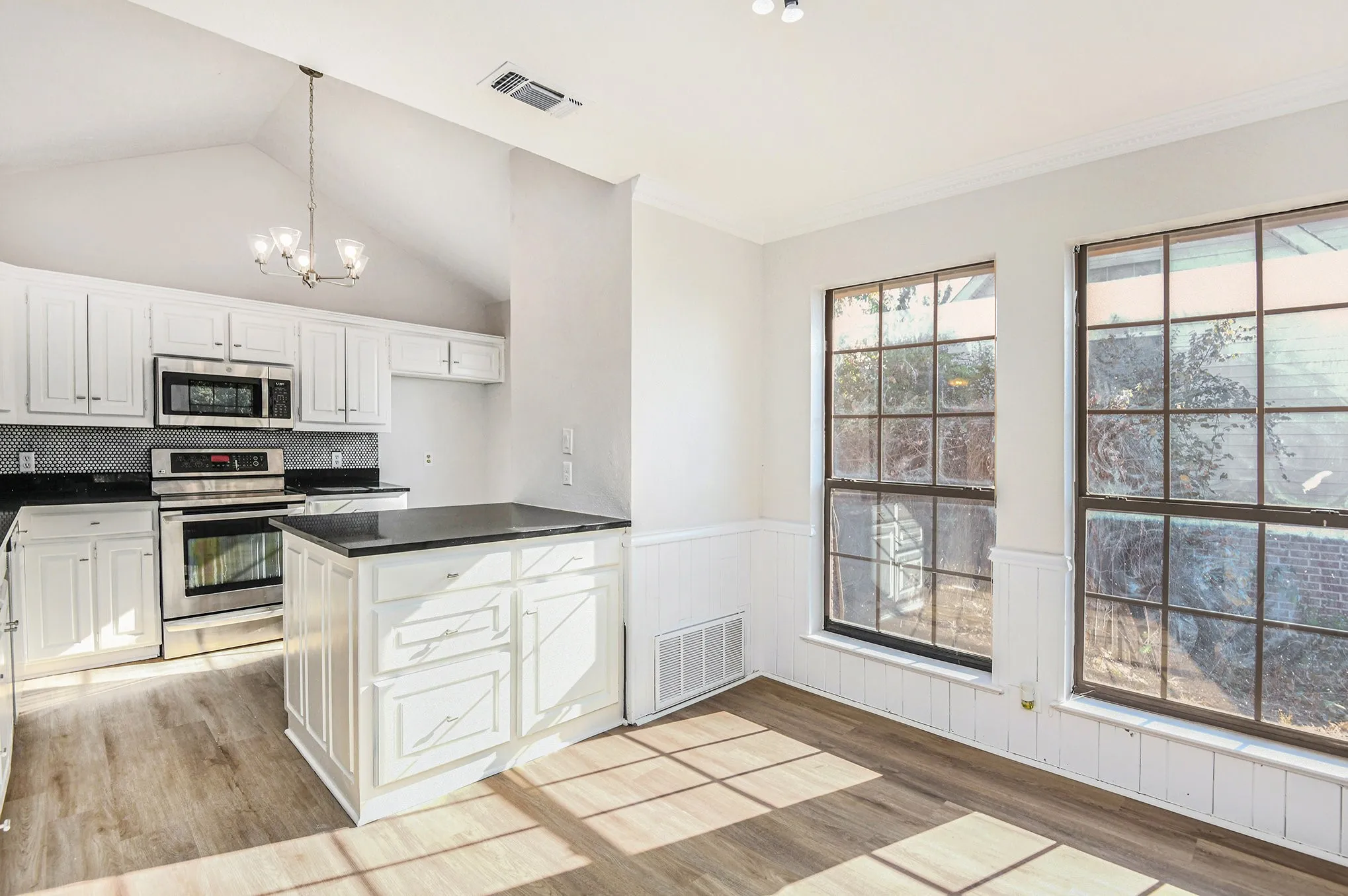 Single Family Residence For Sale in Tarrant County , 7508 Lake Highlands Drive, Fort Worth, Texas 76179, 3 Bedrooms, 2 Bathrooms, 2 Garage spaces, 2,204 Sqft, built in 1986, Preowned, Price $385,000, mls#21104638, Real Estate Agent in Fort Worth, Homes For Sale in Tarrant county, Homes For Sale in Fort Worth, Realtor in Fort Worth Texas, Real Estate Brokerage Independent Realty Texas, Luminita Cordes Realtor