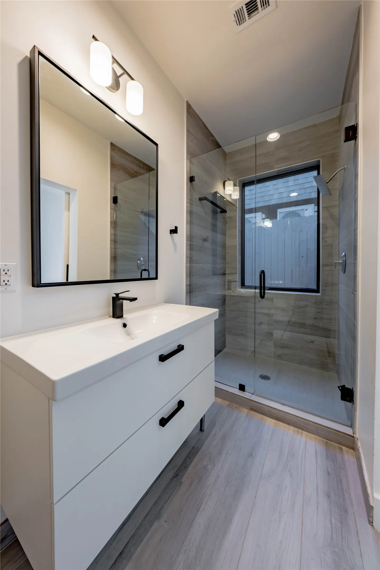 Single Family Residence For Sale in Dallas County , 4575 Virginia Avenue, Dallas, Texas 75204, 2 Bedroom, 3 Bathroom, 2 Garage spaces, 1,846 Sqft, built in 2018, Preowned, mls#21104907, Real Estate Agent in Dallas, Homes For Sale in Dallas county, Homes For Sale in Dallas, Realtor in Dallas Texas, Real Estate Brokerage Independent Realty Texas, Luminita Cordes Realtor