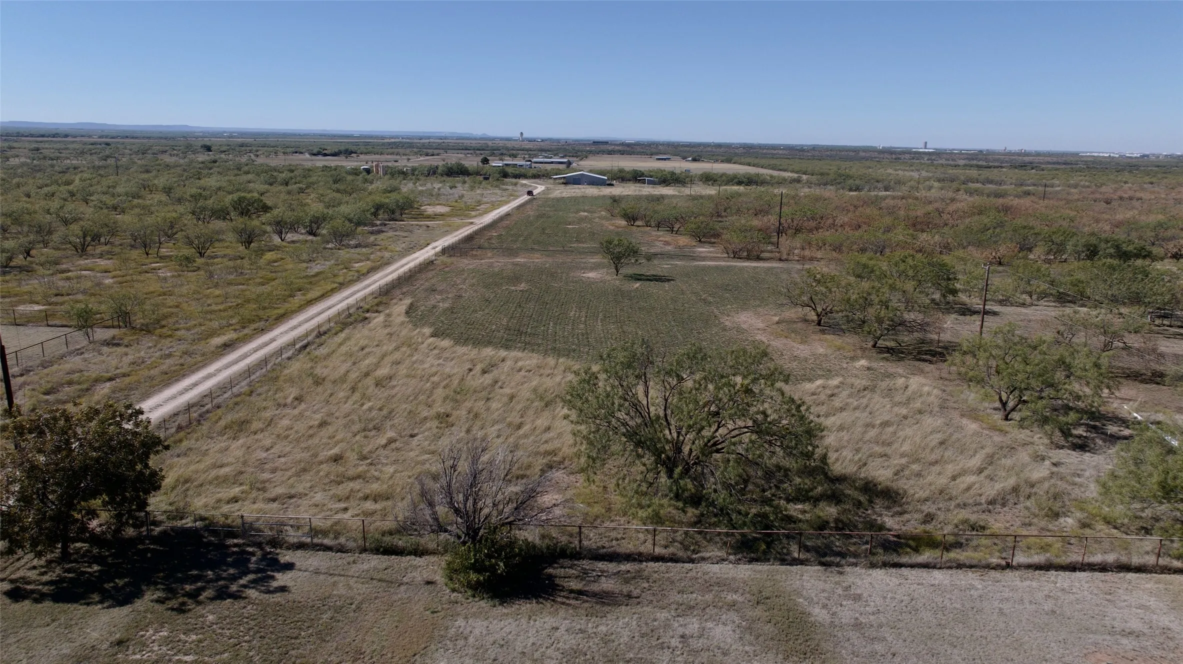 Single Family Residence For Sale in Taylor County , 448 Elmdale Road S, Abilene, Texas 79602, 3 Bedroom, 2 Bathroom, 4 Garage spaces, 2,782 Sqft, built in 1980, Preowned, mls#21105709, Real Estate Agent in Abilene, Homes For Sale in Taylor county, Homes For Sale in Abilene, Realtor in Abilene Texas, Real Estate Brokerage Independent Realty Texas, Luminita Cordes Realtor