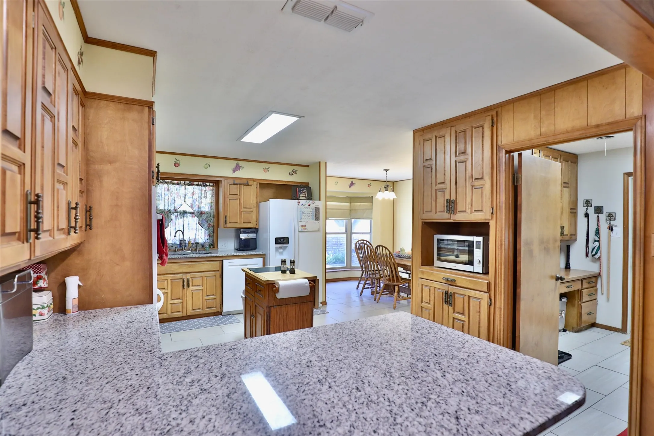Single Family Residence For Sale in Taylor County , 448 Elmdale Road S, Abilene, Texas 79602, 3 Bedroom, 2 Bathroom, 4 Garage spaces, 2,782 Sqft, built in 1980, Preowned, mls#21105709, Real Estate Agent in Abilene, Homes For Sale in Taylor county, Homes For Sale in Abilene, Realtor in Abilene Texas, Real Estate Brokerage Independent Realty Texas, Luminita Cordes Realtor