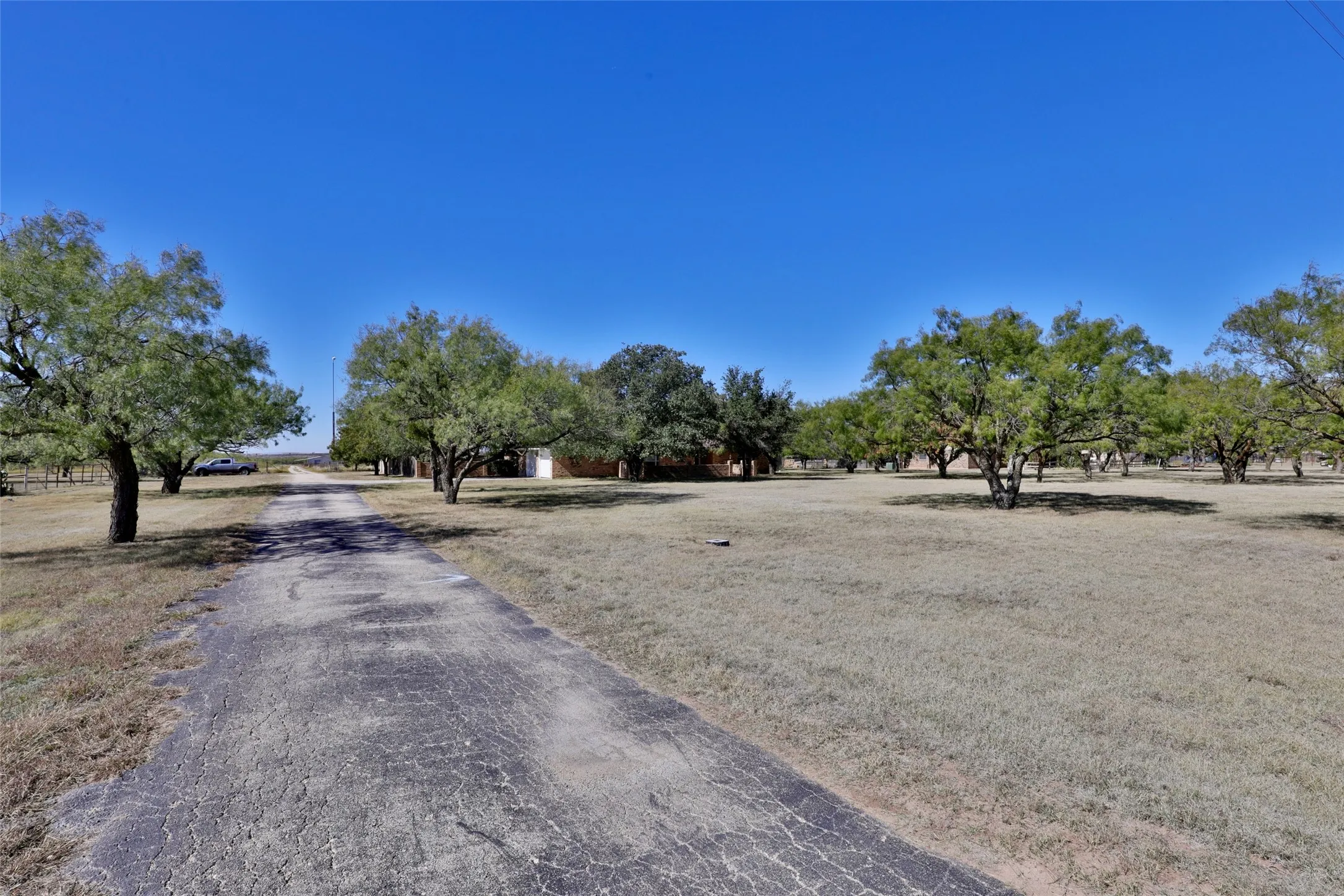 Single Family Residence For Sale in Taylor County , 448 Elmdale Road S, Abilene, Texas 79602, 3 Bedroom, 2 Bathroom, 4 Garage spaces, 2,782 Sqft, built in 1980, Preowned, mls#21105709, Real Estate Agent in Abilene, Homes For Sale in Taylor county, Homes For Sale in Abilene, Realtor in Abilene Texas, Real Estate Brokerage Independent Realty Texas, Luminita Cordes Realtor
