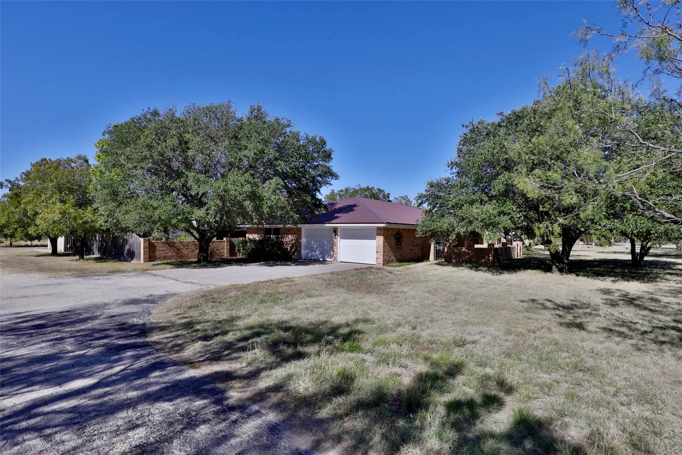 Single Family Residence For Sale in Taylor County , 448 Elmdale Road S, Abilene, Texas 79602, 3 Bedroom, 2 Bathroom, 4 Garage spaces, 2,782 Sqft, built in 1980, Preowned, mls#21105709, Real Estate Agent in Abilene, Homes For Sale in Taylor county, Homes For Sale in Abilene, Realtor in Abilene Texas, Real Estate Brokerage Independent Realty Texas, Luminita Cordes Realtor