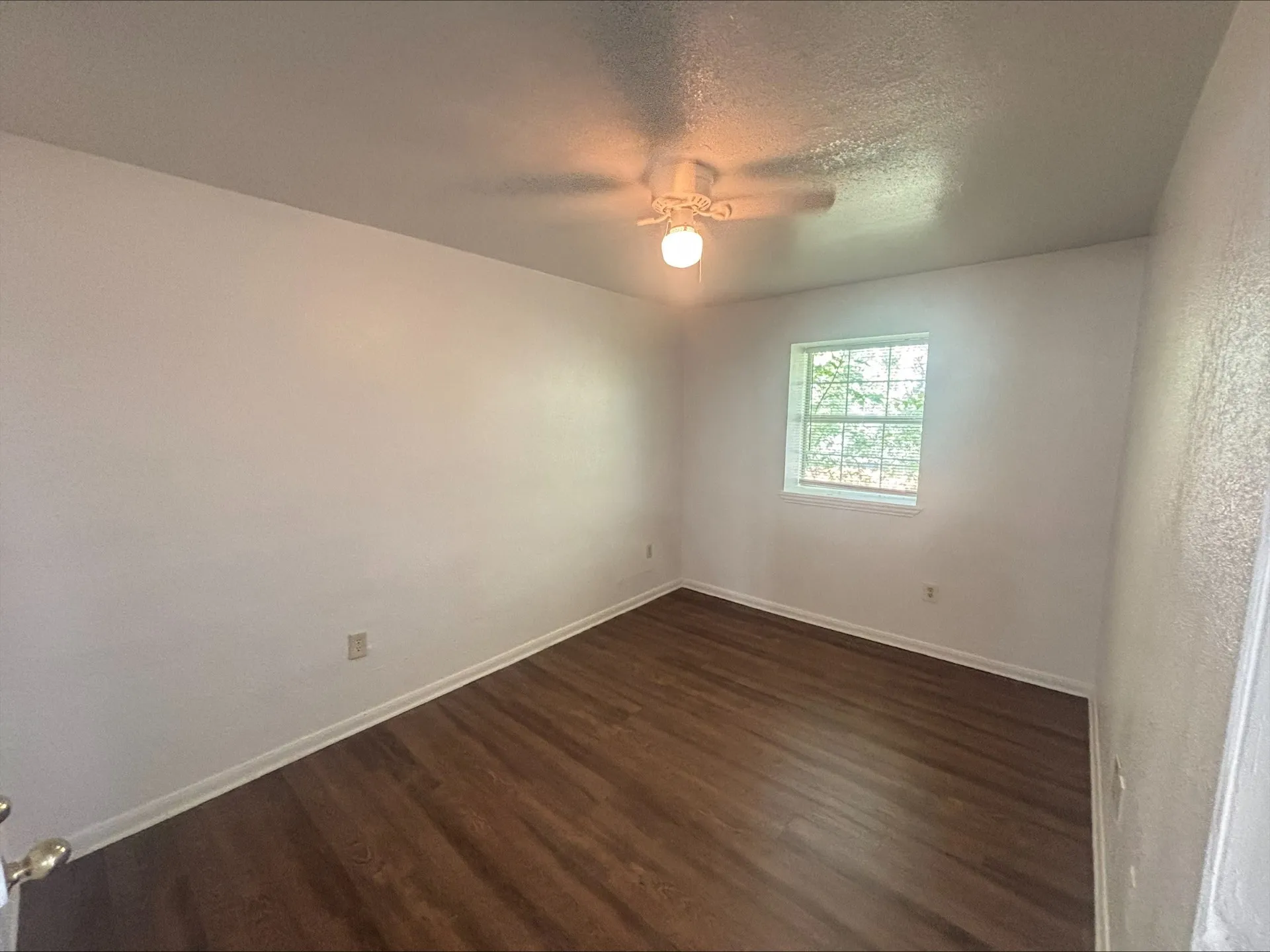 Apartment For Rent in Tarrant County , 612 Luxton Street 202, Fort Worth, Texas 76104, 2 Bedrooms, 1 Bathroom, Garage spaces, 900 Sqft, built in 1965, Preowned, Price $1,095, mls#21105968, Real Estate Agent in Fort Worth, Homes For Rent in Tarrant county, Homes For Rent in Fort Worth, Realtor in Fort Worth Texas, Real Estate Brokerage Independent Realty Texas, Luminita Cordes Realtor