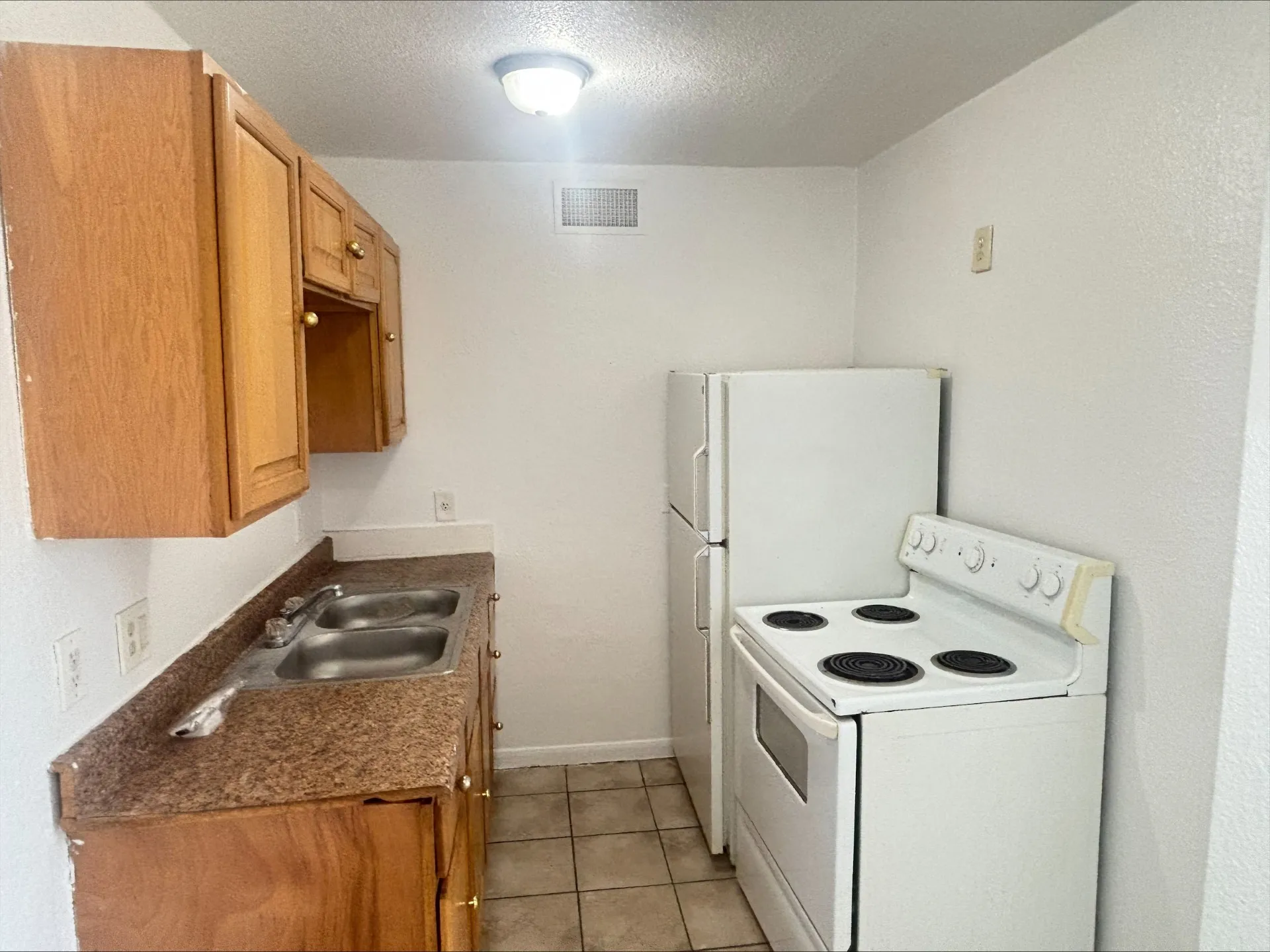Apartment For Rent in Tarrant County , 612 Luxton Street 202, Fort Worth, Texas 76104, 2 Bedrooms, 1 Bathroom, Garage spaces, 900 Sqft, built in 1965, Preowned, Price $1,095, mls#21105968, Real Estate Agent in Fort Worth, Homes For Rent in Tarrant county, Homes For Rent in Fort Worth, Realtor in Fort Worth Texas, Real Estate Brokerage Independent Realty Texas, Luminita Cordes Realtor