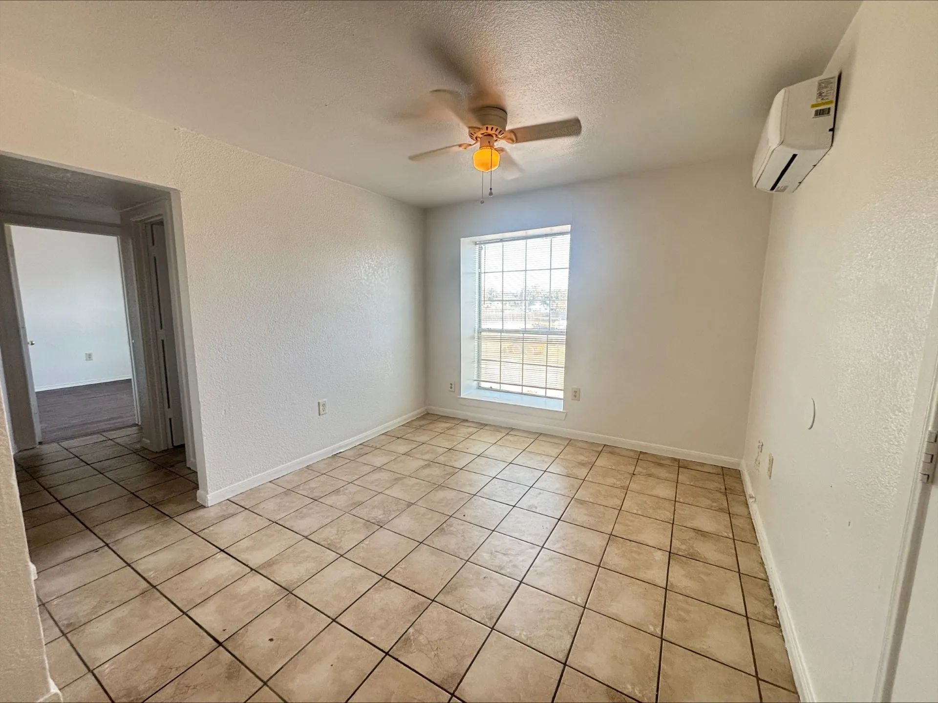 Apartment For Rent in Tarrant County , 612 Luxton Street 202, Fort Worth, Texas 76104, 2 Bedrooms, 1 Bathroom, Garage spaces, 900 Sqft, built in 1965, Preowned, Price $1,095, mls#21105968, Real Estate Agent in Fort Worth, Homes For Rent in Tarrant county, Homes For Rent in Fort Worth, Realtor in Fort Worth Texas, Real Estate Brokerage Independent Realty Texas, Luminita Cordes Realtor