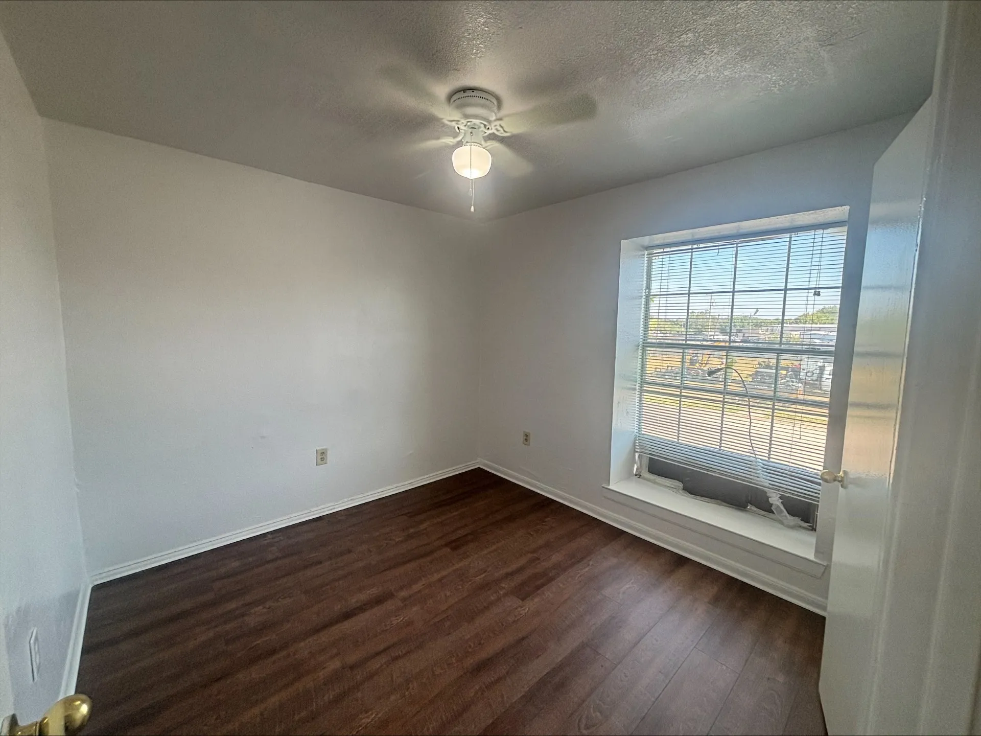 Apartment For Rent in Tarrant County , 612 Luxton Street 202, Fort Worth, Texas 76104, 2 Bedrooms, 1 Bathroom, Garage spaces, 900 Sqft, built in 1965, Preowned, Price $1,095, mls#21105968, Real Estate Agent in Fort Worth, Homes For Rent in Tarrant county, Homes For Rent in Fort Worth, Realtor in Fort Worth Texas, Real Estate Brokerage Independent Realty Texas, Luminita Cordes Realtor