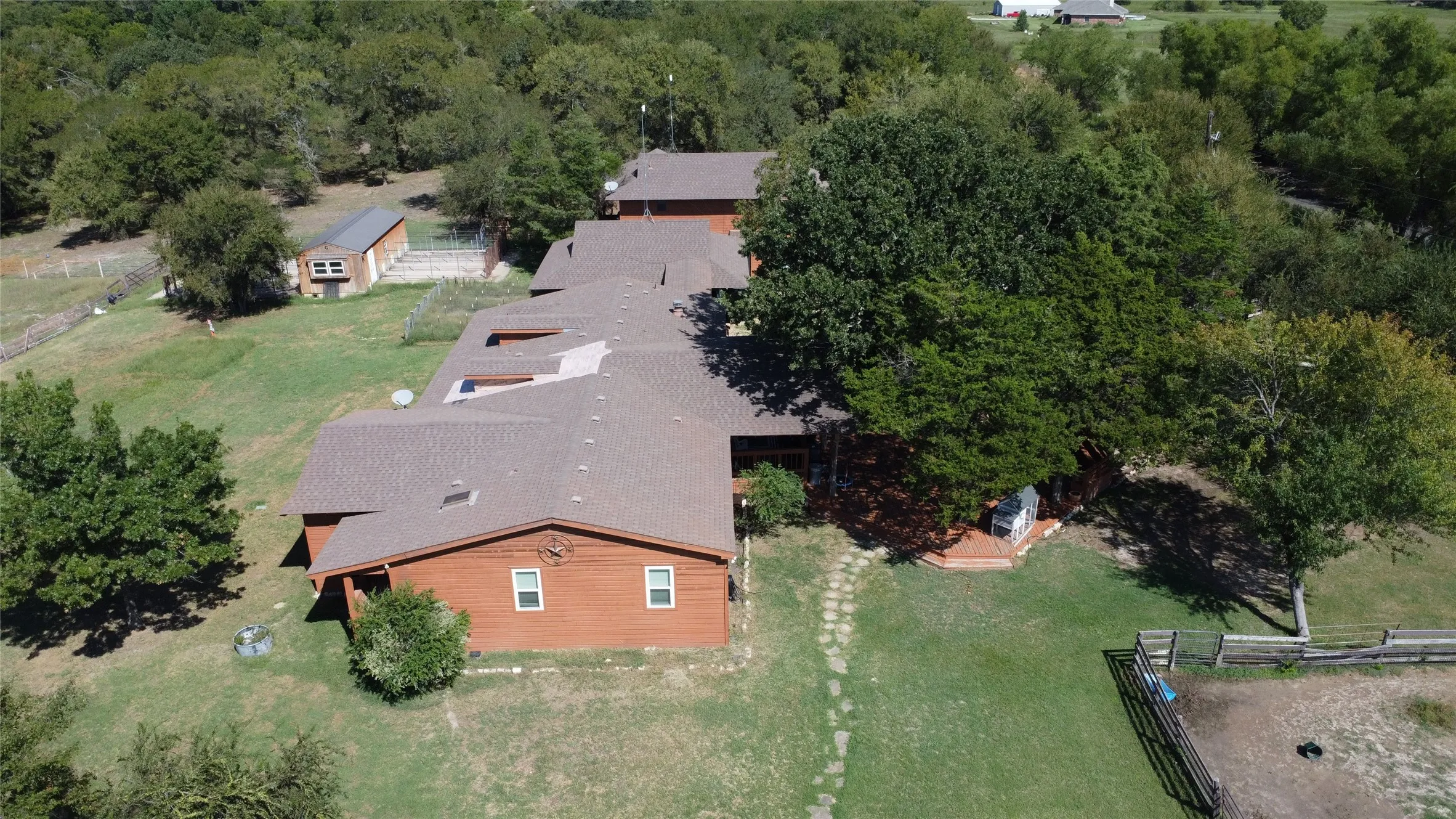 Aerial view of property's location featuring a heavily wooded area