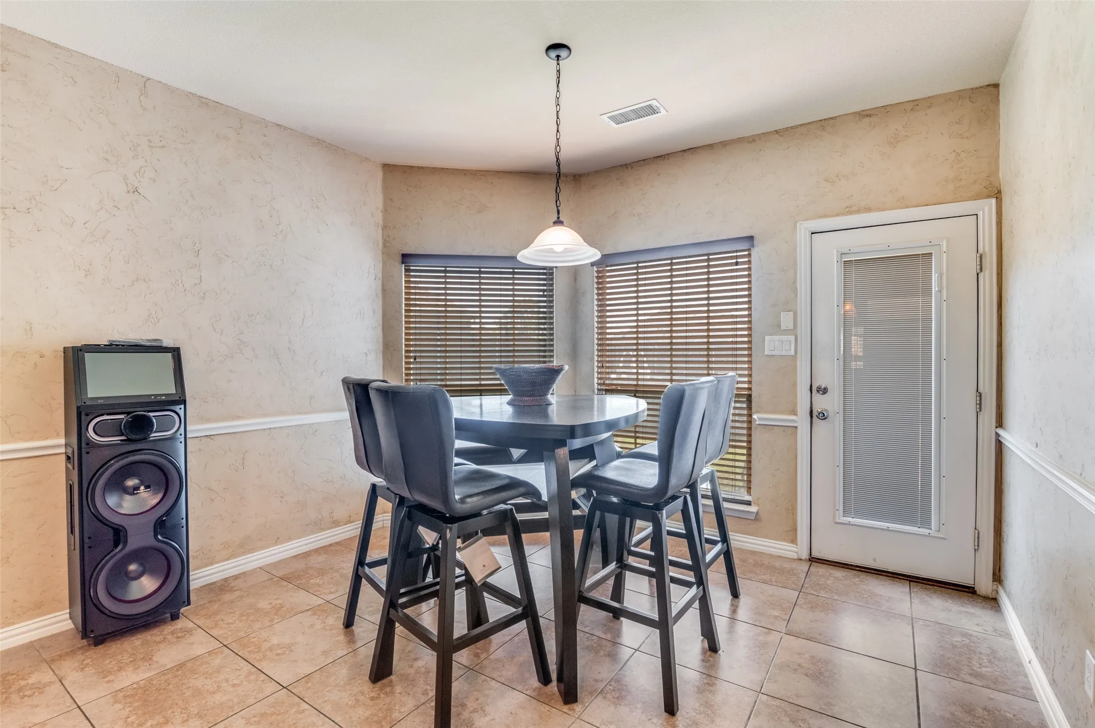 Single Family Residence For Sale in Dallas County , 1512 Ruffian Road, De Soto, Texas 75115, 4 Bedroom, 4 Bathroom, 3 Garage spaces, 3,389 Sqft, built in 2015, mls#21100753, Real Estate Agent in De Soto, Homes For Sale in Dallas county, Homes For Sale in De Soto, Realtor in De Soto Texas, Real Estate Brokerage Independent Realty Texas, Luminita Cordes Realtor